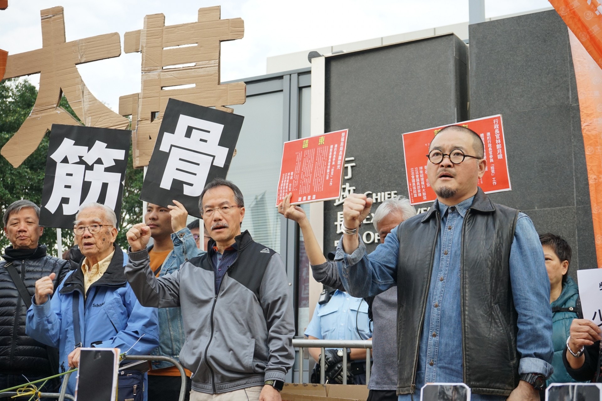 邵家臻（右）表示，不認為政府擱置扣減200元是讓步，形容政府已亂了章法。（洪嘉徽攝）