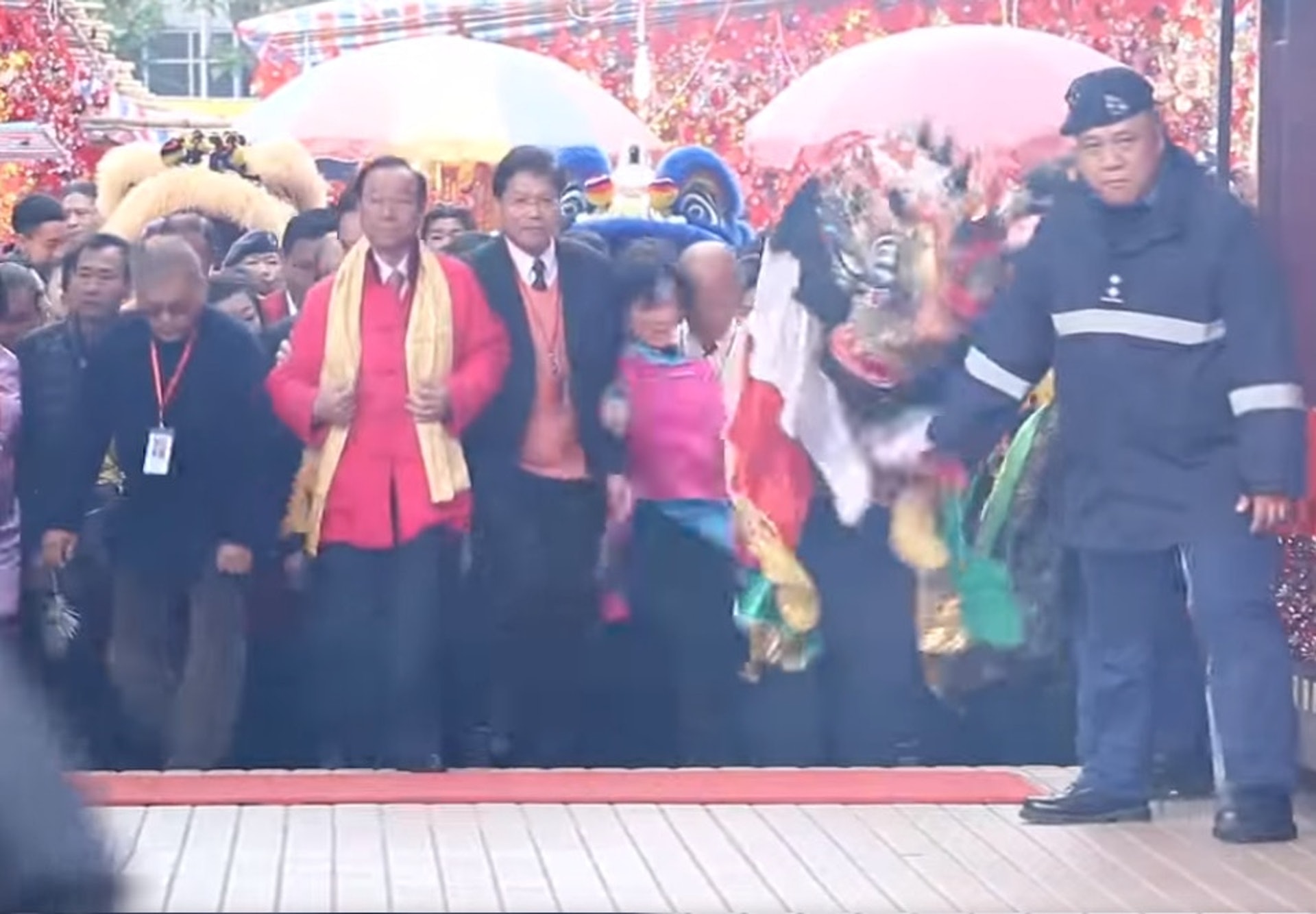 葉劉淑儀2015年出席車公廟求籤時,遭麒麟撞至飛出數尺倒地。(資料圖片 / 網上圖片) 葉劉淑儀2015年出席車公廟求籤時,遭麒麟撞至飛出數尺倒地。(資料圖片 / 網上圖片)