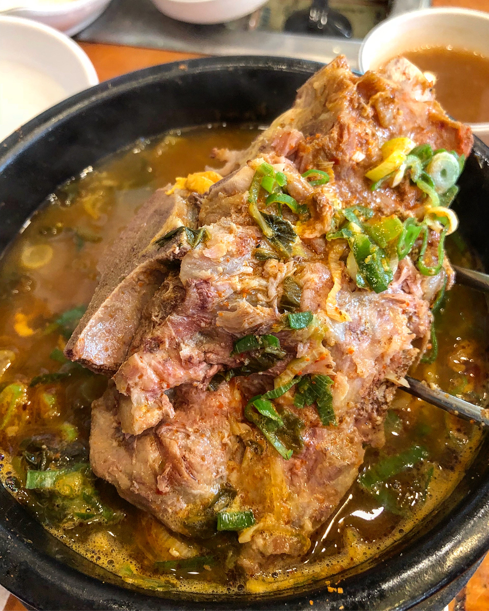 「元堂排骨土豆湯」的排骨燉得很香嫩,肉塊一夾就離骨,十分入味!(圖片來源︰Naver Blog) 「元堂排骨土豆湯」的排骨燉得很香嫩,肉塊一夾就離骨,十分入味!(圖片來源︰Naver Blog)