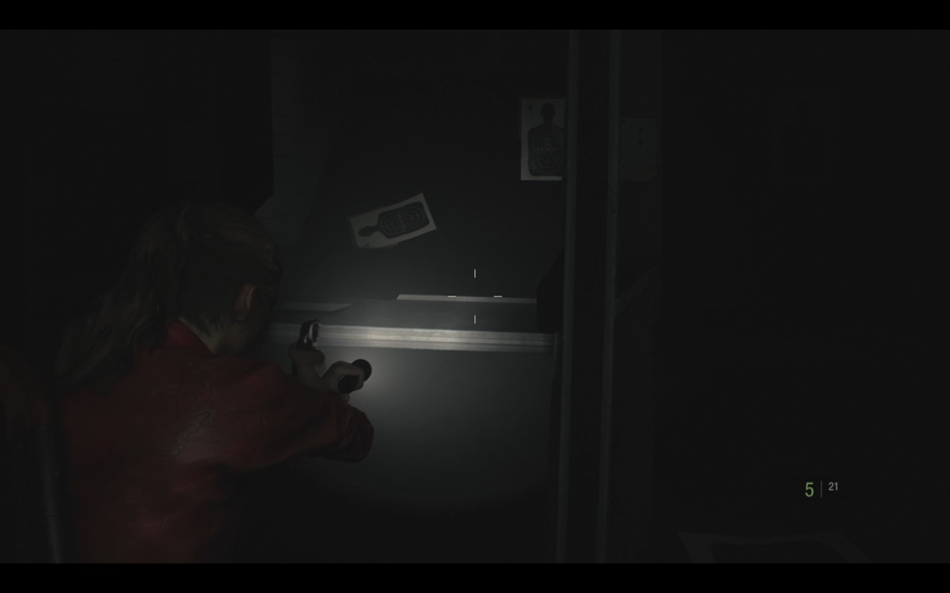 入靶埸後右手邊的檯上(《Resident Evil 2》《生化危機2 重製版》(BioHazard RE:2/惡靈古堡2) 遊戲截圖) 入靶埸後右手邊的檯上(《Resident Evil 2》《生化危機2 重製版》(BioHazard RE:2/惡靈古堡2) 遊戲截圖)