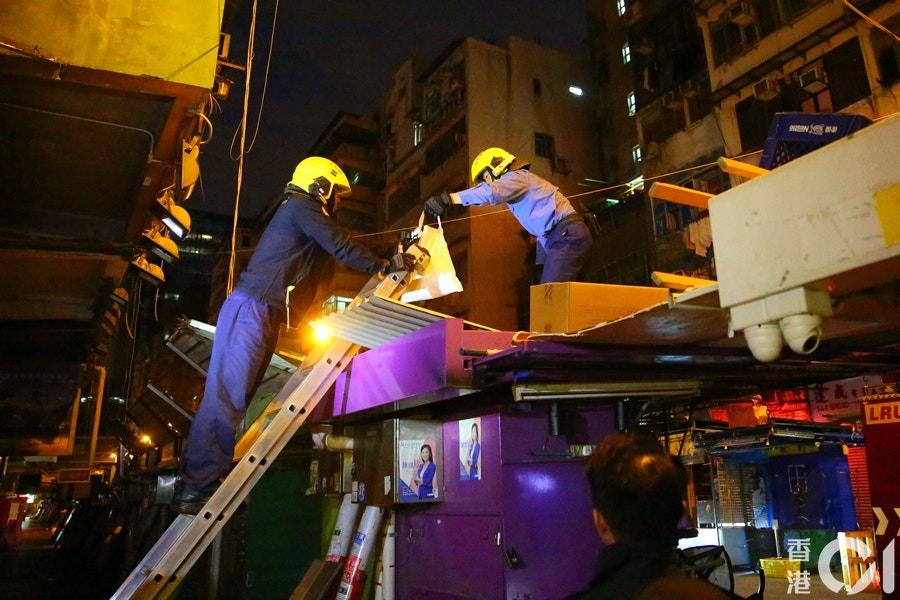 消防動用長梯協助檢走貓屍。(黃偉民攝) 消防動用長梯協助檢走貓屍。(黃偉民攝)