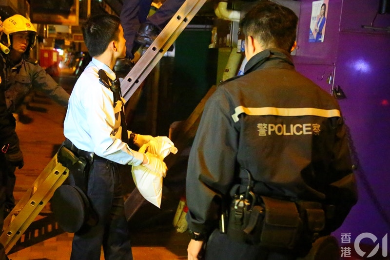 消防動用長梯協助檢走貓屍。(黃偉民攝) 消防動用長梯協助檢走貓屍。(黃偉民攝)