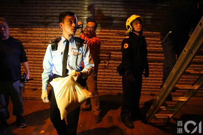 消防動用長梯協助檢走貓屍。(黃偉民攝) 消防動用長梯協助檢走貓屍。(黃偉民攝)