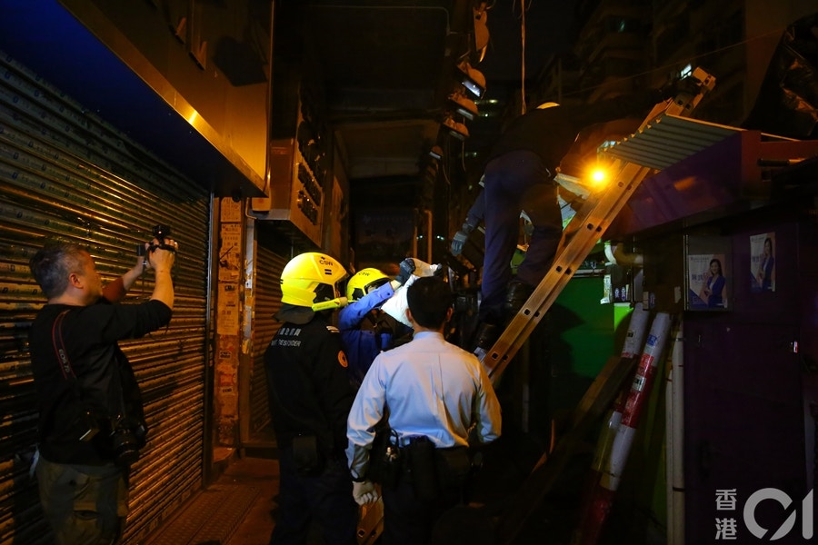 消防動用長梯協助檢走貓屍。(黃偉民攝) 消防動用長梯協助檢走貓屍。(黃偉民攝)