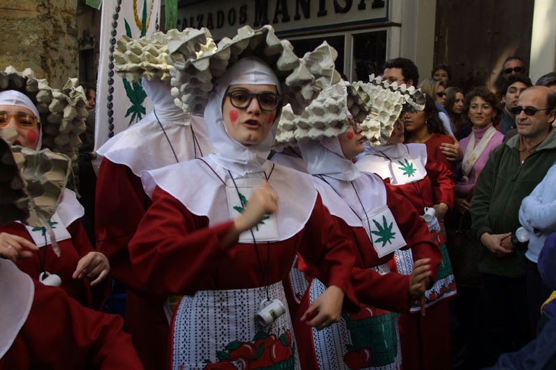 Cadiz狂歡節是復活節前的節慶之一，在這段期間，整個加的斯城市的人都會動員起來扮成各種不同的角色、職業等，一起共襄盛舉。（Cadiz官網）