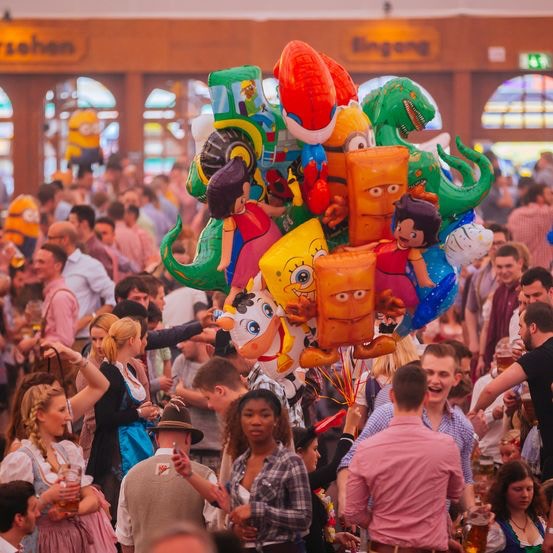 在這裏，會有各式攤販，也會架起各種遊樂設施，尤其大推家庭或者童心未泯的人前去瘋狂一下喔！（Stuttgarter Frühlingsfest官網）