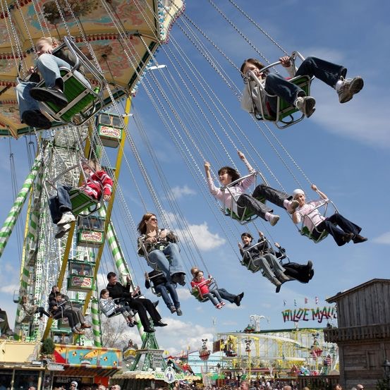 在這裏，會有各式攤販，也會架起各種遊樂設施，尤其大推家庭或者童心未泯的人前去瘋狂一下喔！（Stuttgarter Frühlingsfest官網）
