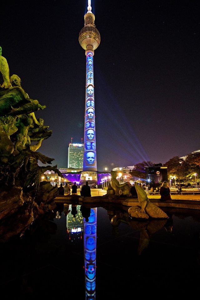 柏林燈光節不僅僅是將燈光打亮在建築物上，他也會搭配一些燈光騷，將故事與建築的輪廓完美結合，讓大家能在夜晚體驗柏林的另一個面貌！（Festival of Lights @ Facebook）