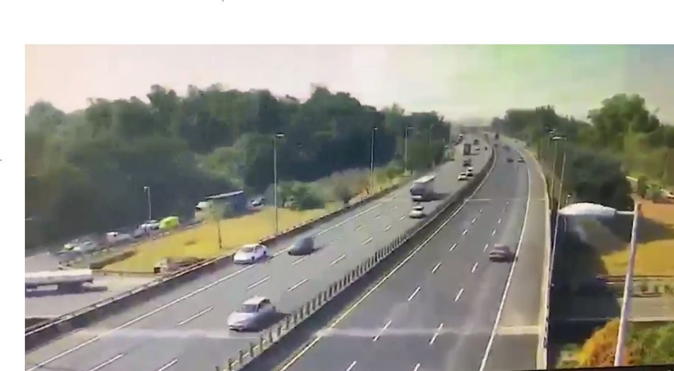 影片顯示妻曾跳車求救，卻被夫倒車欲撞。（影片截圖）