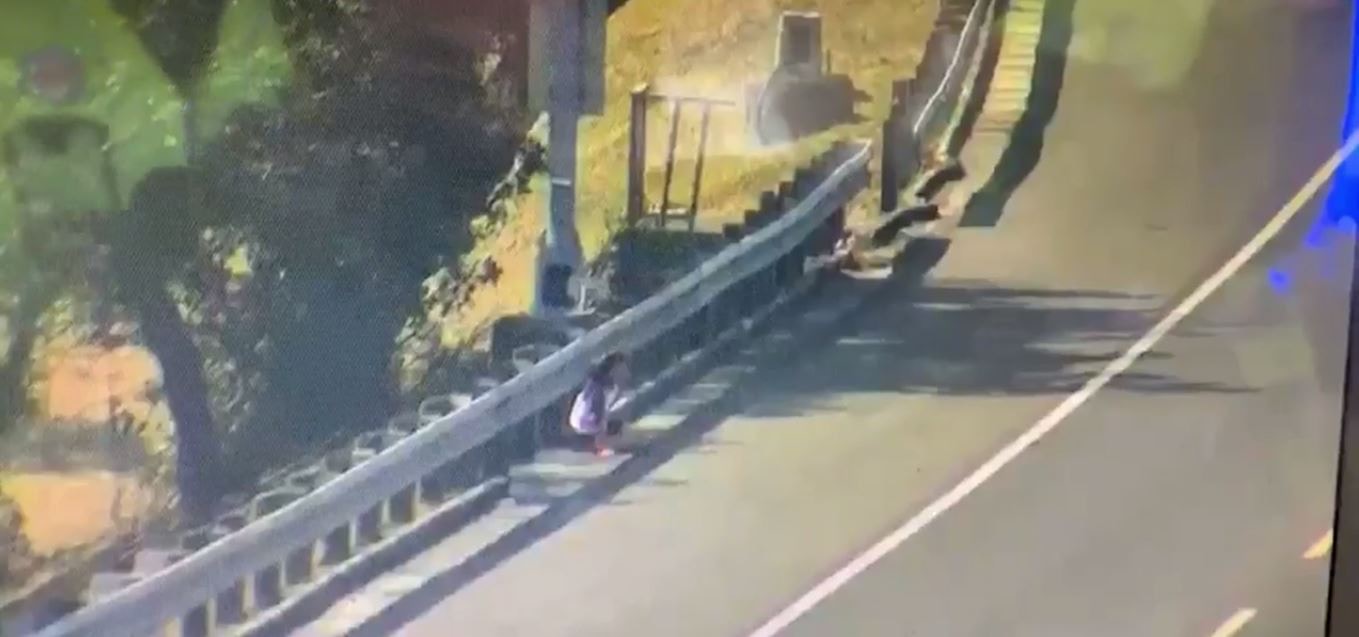 影片顯示妻曾跳車求救，卻被夫倒車欲撞。（影片截圖）