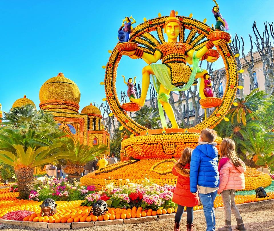 除了這些定點的作品，還有花車遊行，2/17、2/24、3/3白天會有一場Golden Fruit遊行，而21與28號也會有夜間遊行，讓整個城市的人們一起high整夜！（Fête du Citron - Menton @ Facebook）