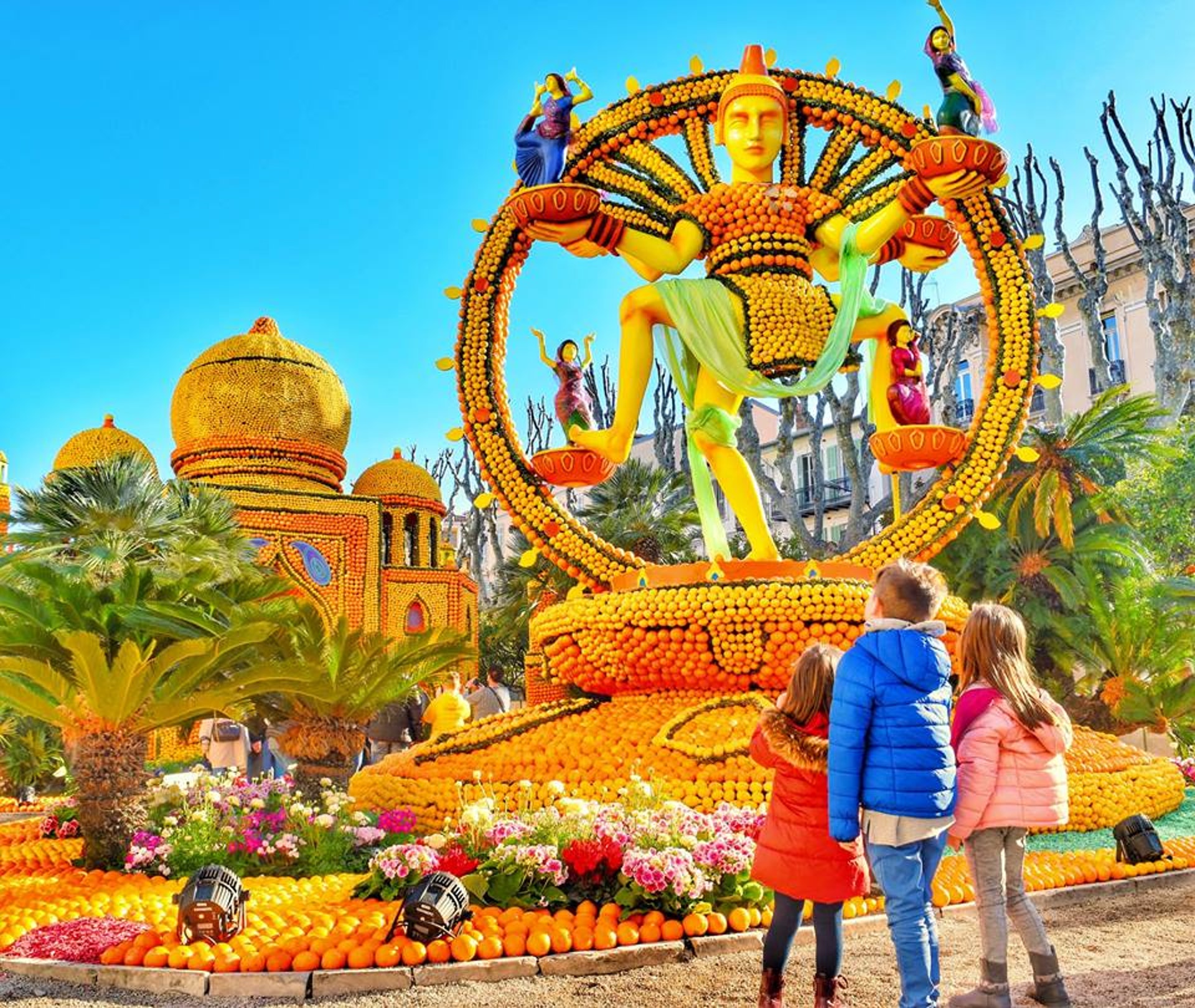 除了這些定點的作品,還有花車遊行,2/17、2/24、3/3白天會有一場Golden Fruit遊行,而21與28號也會有夜間遊行,讓整個城市的人們一起high整夜!(Fête du Citron - Menton @ Facebook) 除了這些定點的作品,還有花車遊行,2/17、2/24、3/3白天會有一場Golden Fruit遊行,而21與28號也會有夜間遊行,讓整個城市的人們一起high整夜!(Fête du Citron - Menton @ Facebook)