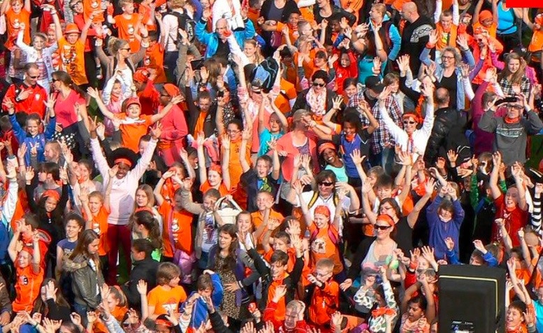 在這裏你可以選擇漫步在任一個荷蘭城市裏、阿姆斯特丹的運河中，不論怎麼選擇，別忘記穿上一身橘色跟荷蘭人一起慶祝他的們國王節啊！（阿姆斯特丹國王節官網）