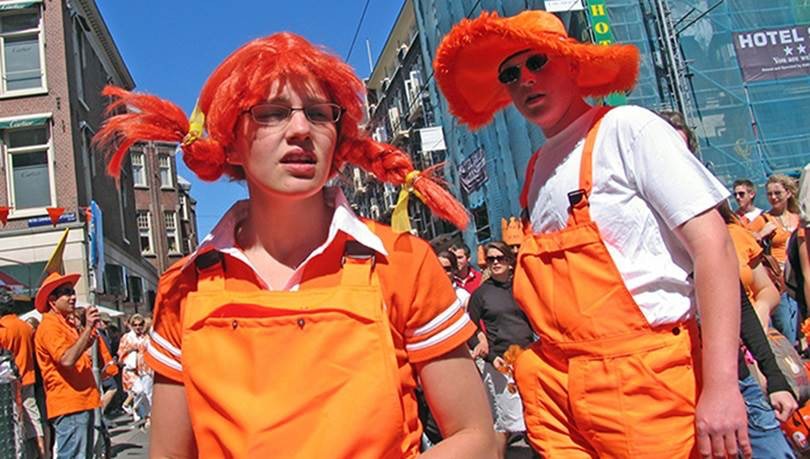 每年的4月27日是荷蘭的國王節，在這一天，不論當地人或遊客，大家都會穿上全身橙一起慶祝！（阿姆斯特丹國王節官網）