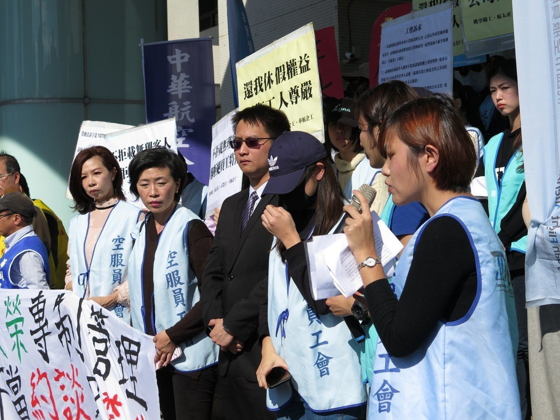 該名空服員在桃園市空服員職業工會等單位陪同下到市府前抗議。(聯合新聞網提供) 該名空服員在桃園市空服員職業工會等單位陪同下到市府前抗議。(聯合新聞網提供)