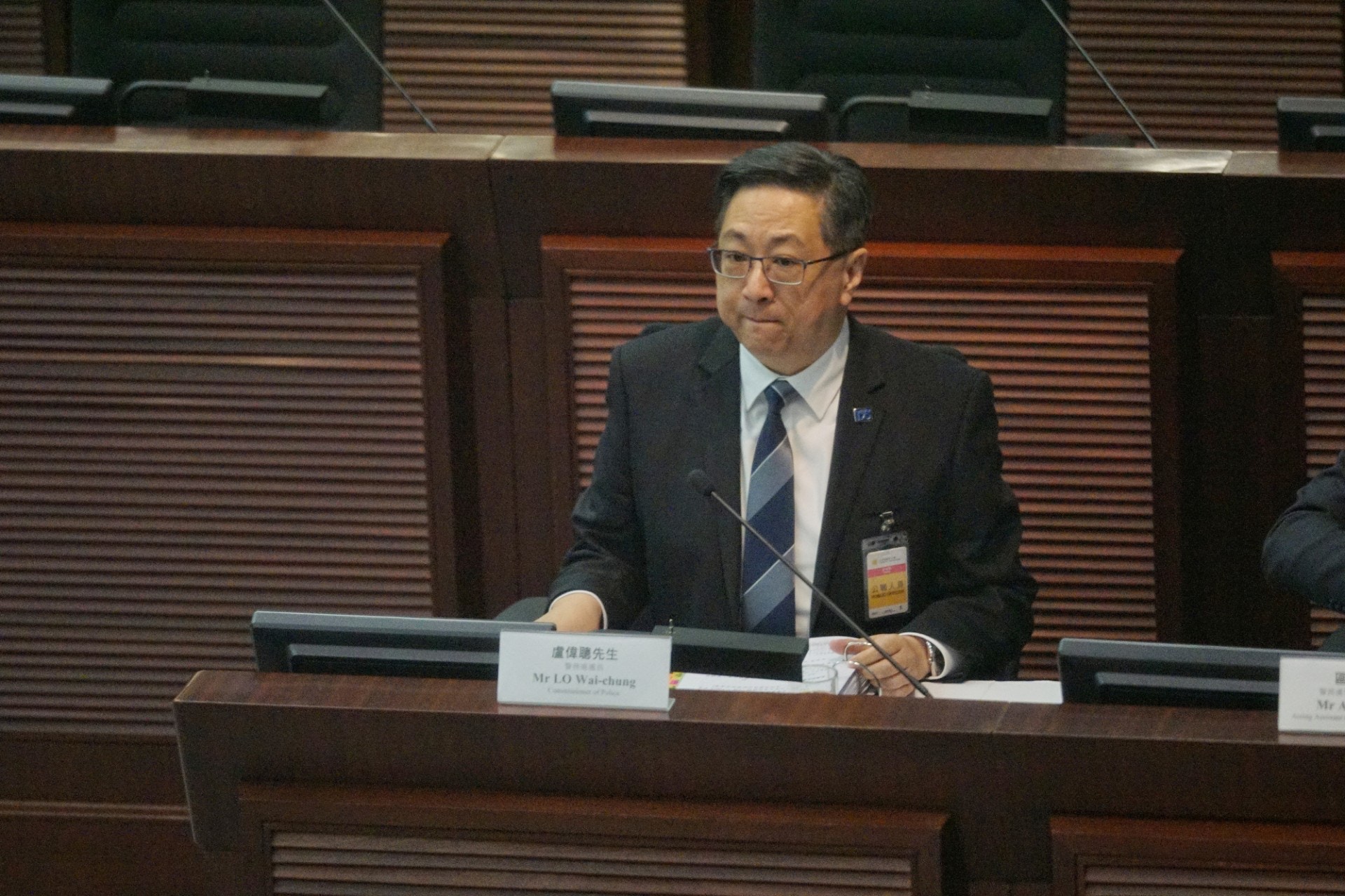 盧偉聰於立法會交代去年罪案情況。(洪嘉徽攝)
