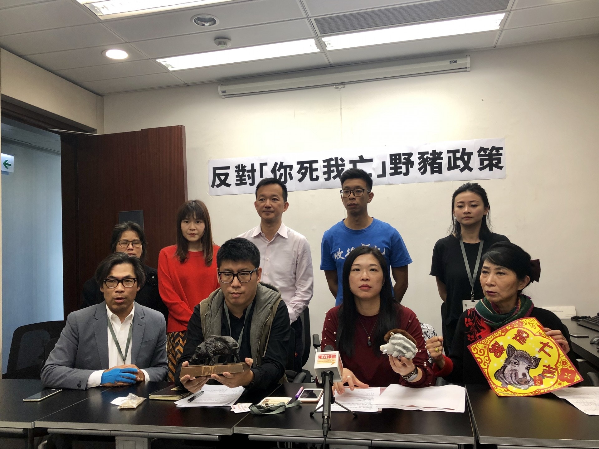 多個動物關注團體反對保留民間野豬狩獵隊,認為政府監管有限,倒不如增撥資源在公眾教育、野豬絕育及避孕措施。(勞敏儀攝) 多個動物關注團體反對保留民間野豬狩獵隊,認為政府監管有限,倒不如增撥資源在公眾教育、野豬絕育及避孕措施。(勞敏儀攝)