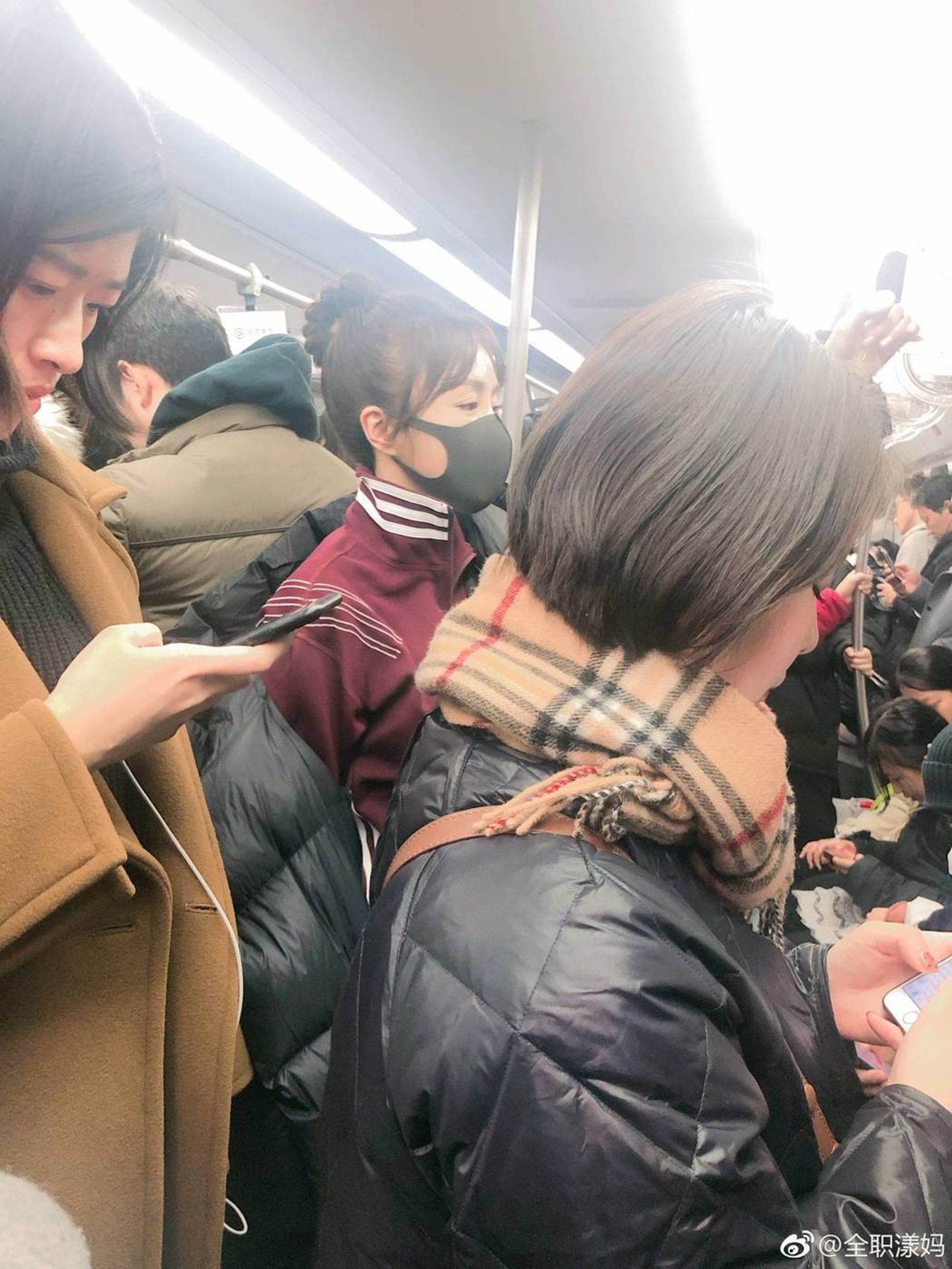 其餘乘客也只低頭自顧自玩手機(全職漾媽微博) 其餘乘客也只低頭自顧自玩手機(全職漾媽微博)