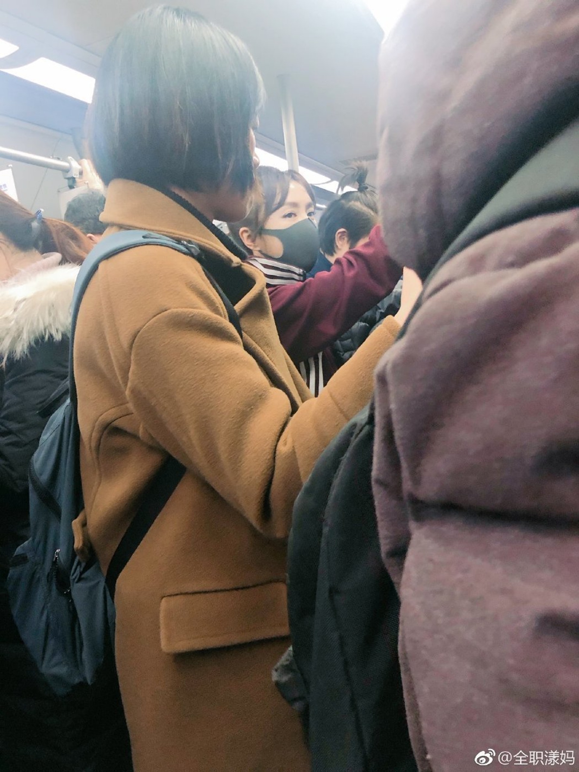 然而「富察皇后」秦嵐的出現可能太低調,在現場竟沒有引起太大騷動(全職漾媽微博) 然而「富察皇后」秦嵐的出現可能太低調,在現場竟沒有引起太大騷動(全職漾媽微博)