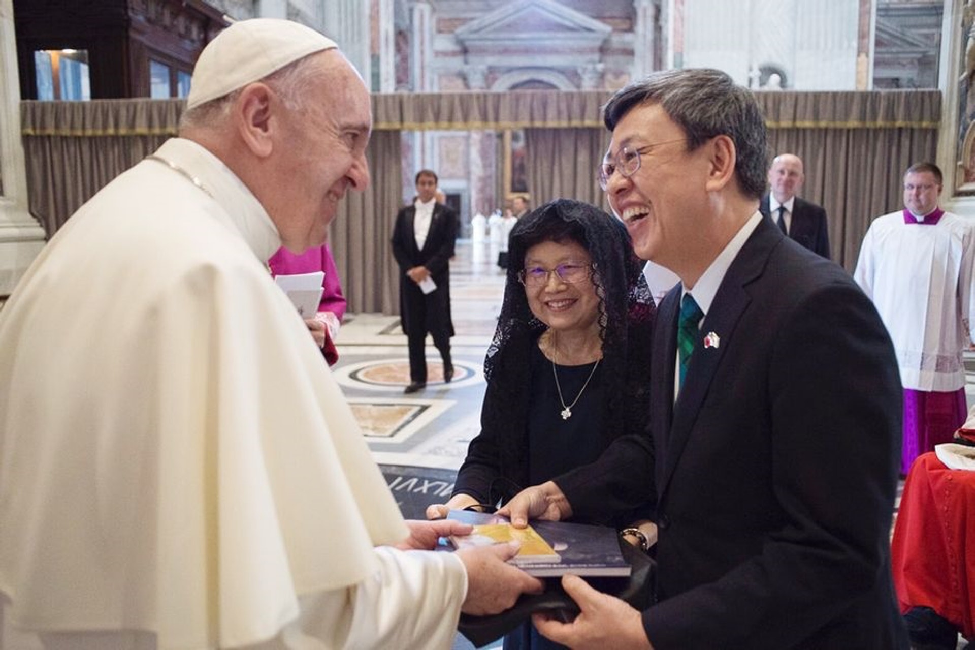 台灣副總統陳建仁(前右)去年10月赴梵蒂岡與教宗方濟各(左)會面。(中央社)