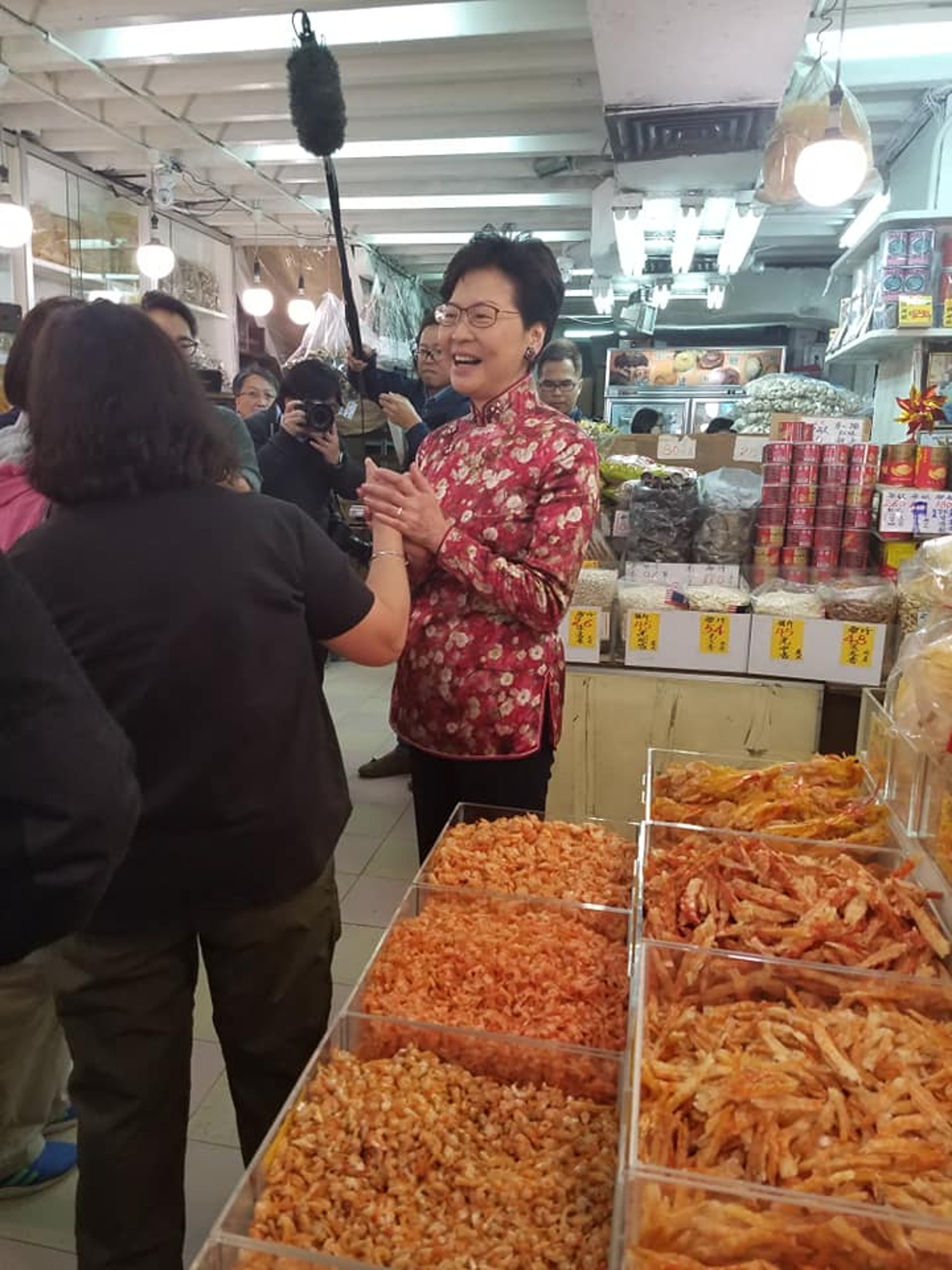 林鄭月娥把握時間「鳩嗚」,到西環正街辦年貨。(西環變幻時facebook) 林鄭月娥把握時間「鳩嗚」,到西環正街辦年貨。(西環變幻時facebook)
