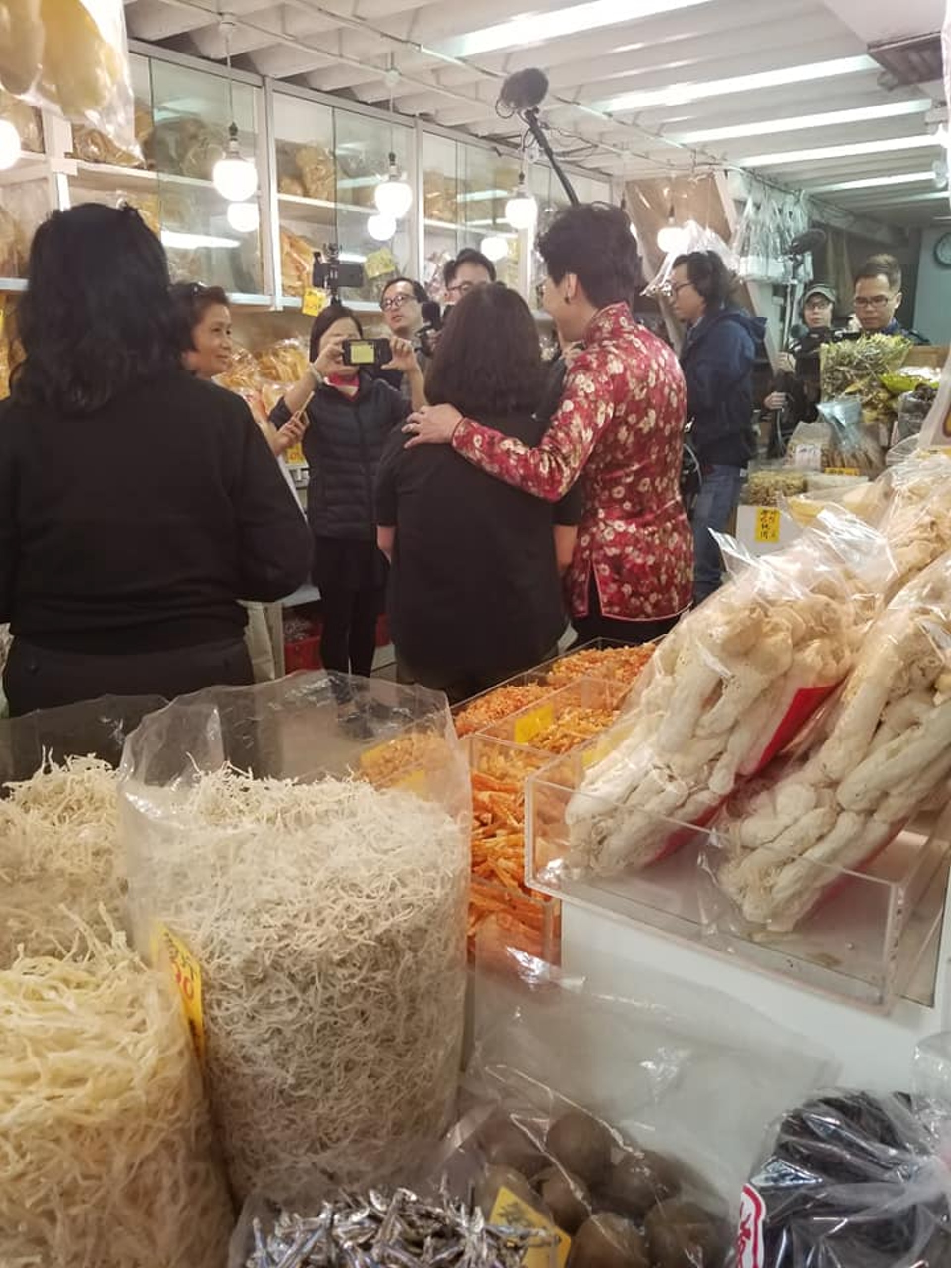 林鄭月娥把握時間「鳩嗚」,到西環正街辦年貨。(西環變幻時facebook) 林鄭月娥把握時間「鳩嗚」,到西環正街辦年貨。(西環變幻時facebook)