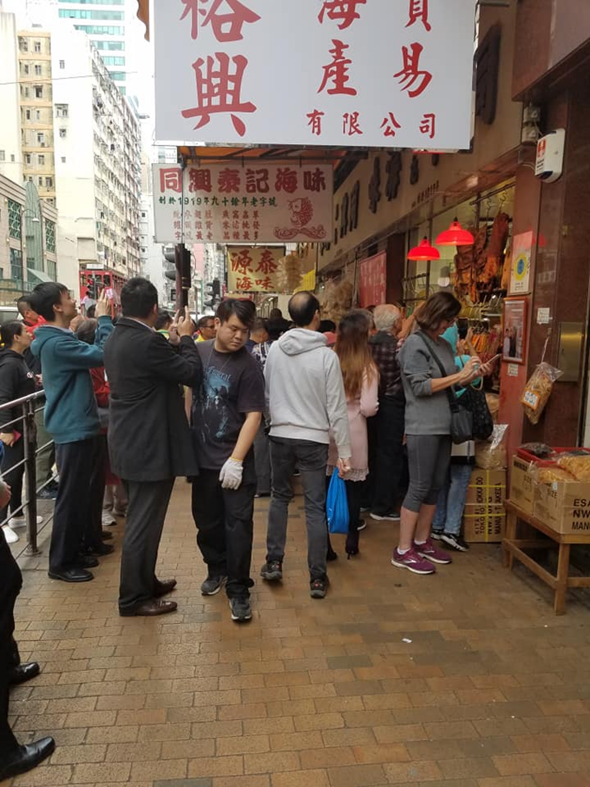 林鄭月娥把握時間「鳩嗚」,到西環正街辦年貨。(西環變幻時facebook) 林鄭月娥把握時間「鳩嗚」,到西環正街辦年貨。(西環變幻時facebook)