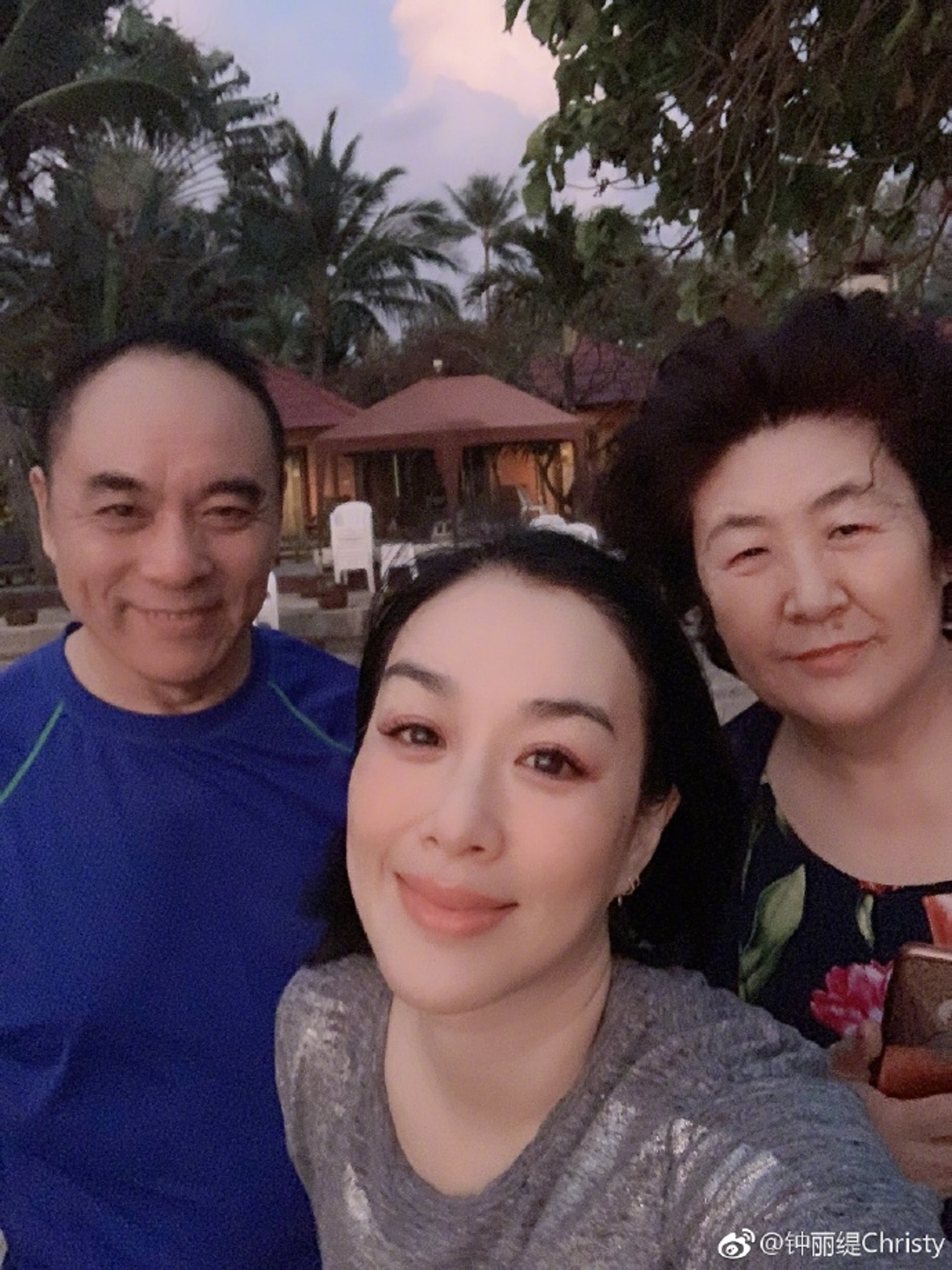 鍾麗緹日前帶老爺奶奶到泰國蘇梅島度假,她在微博發文透露接受了一個為期11天的排毒療程。(微博圖片) 鍾麗緹日前帶老爺奶奶到泰國蘇梅島度假,她在微博發文透露接受了一個為期11天的排毒療程。(微博圖片)