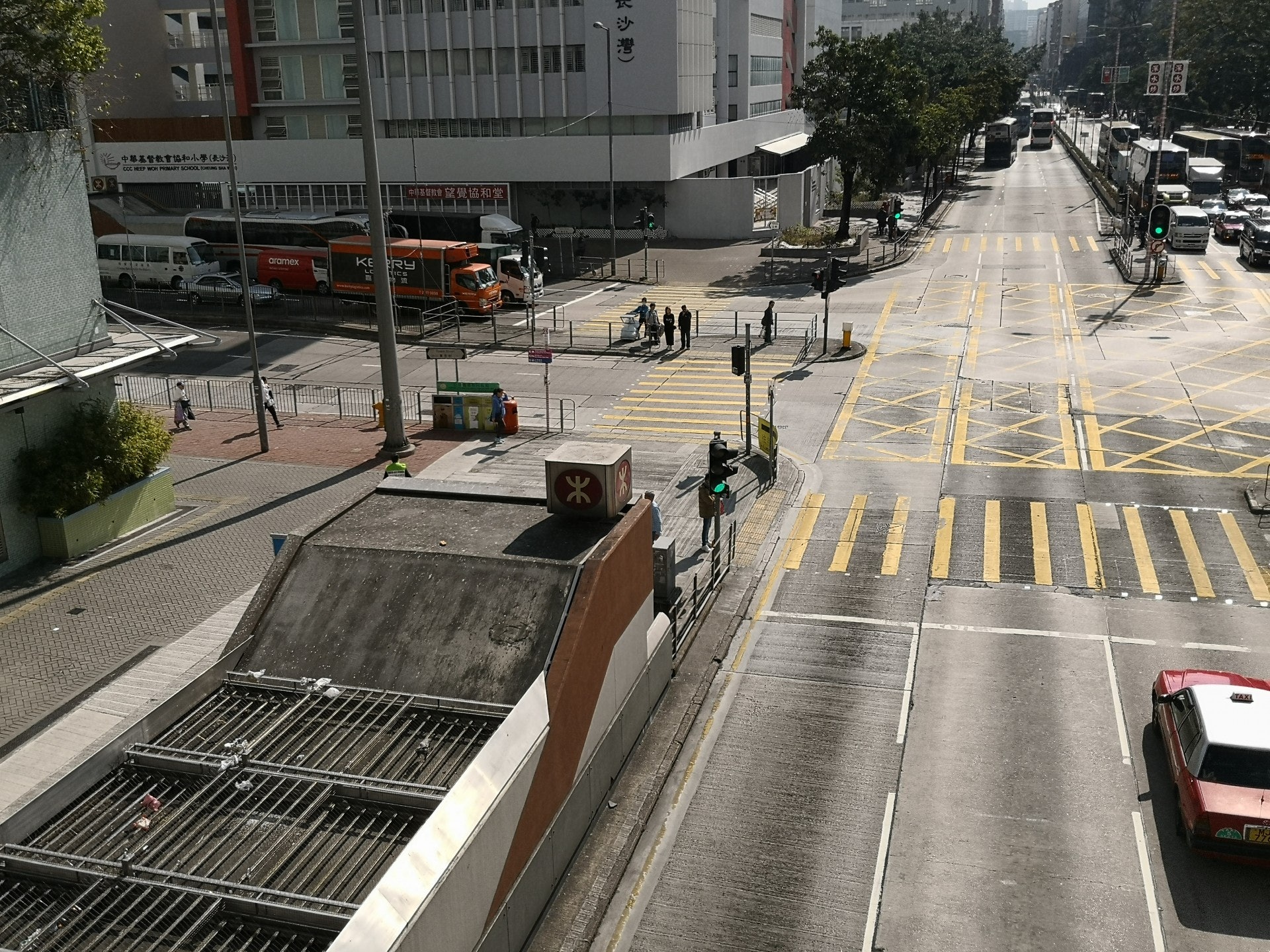 在長沙灣港鐵站上蓋,同樣也放置了鳥刺陣。(呂諾君攝) 在長沙灣港鐵站上蓋,同樣也放置了鳥刺陣。(呂諾君攝)