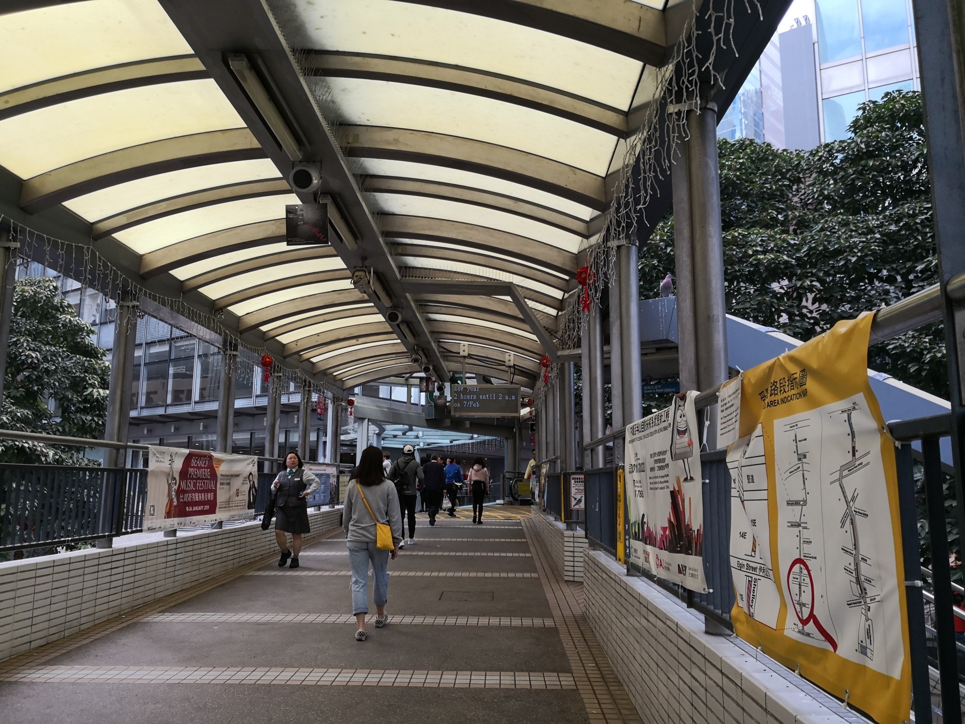 本月中已有市民指,中環半山的行人天橋安裝了密密麻麻的鳥刺陣。(呂諾君攝) 本月中已有市民指,中環半山的行人天橋安裝了密密麻麻的鳥刺陣。(呂諾君攝)