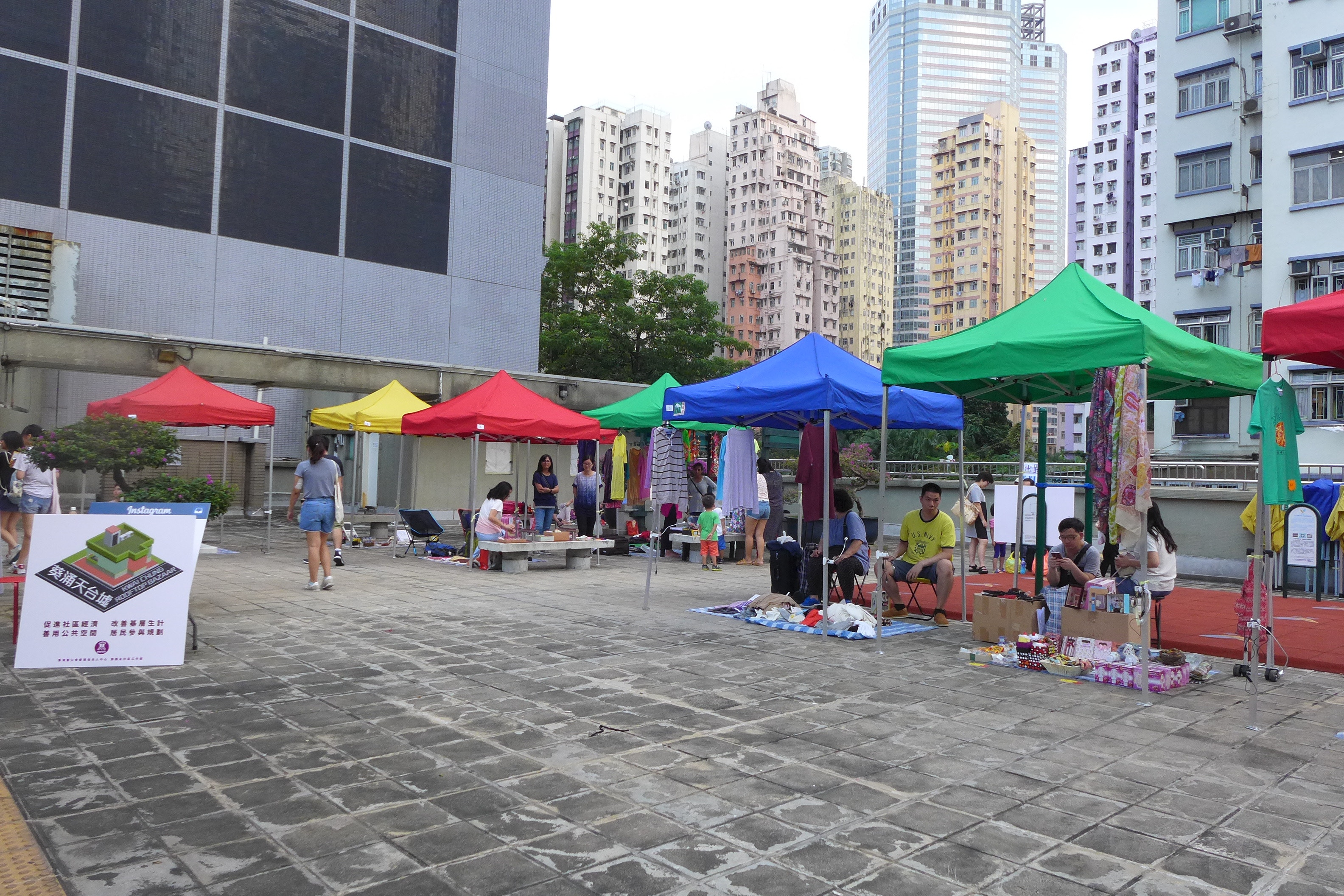 偌大的街市天台，平日沒有人去，街市使用率亦低，麥理浩夫人中心選址這裏辦墟市，希望能夠令基層街坊受惠。（陳銘智攝）