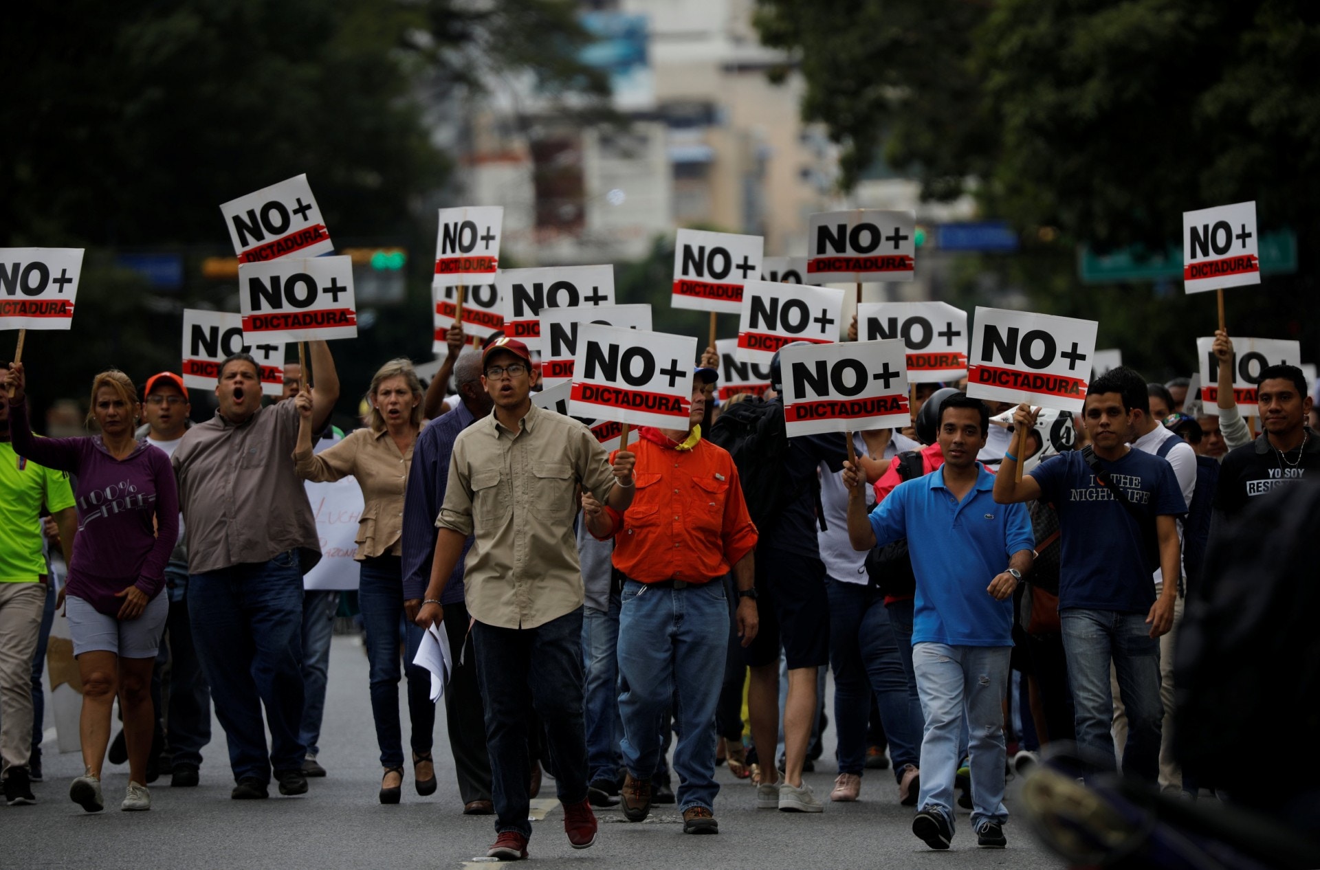 要求馬杜羅下台的示威者在首都卡拉卡斯遊行示威，正醞釀新一輪的衝突。（路透社）