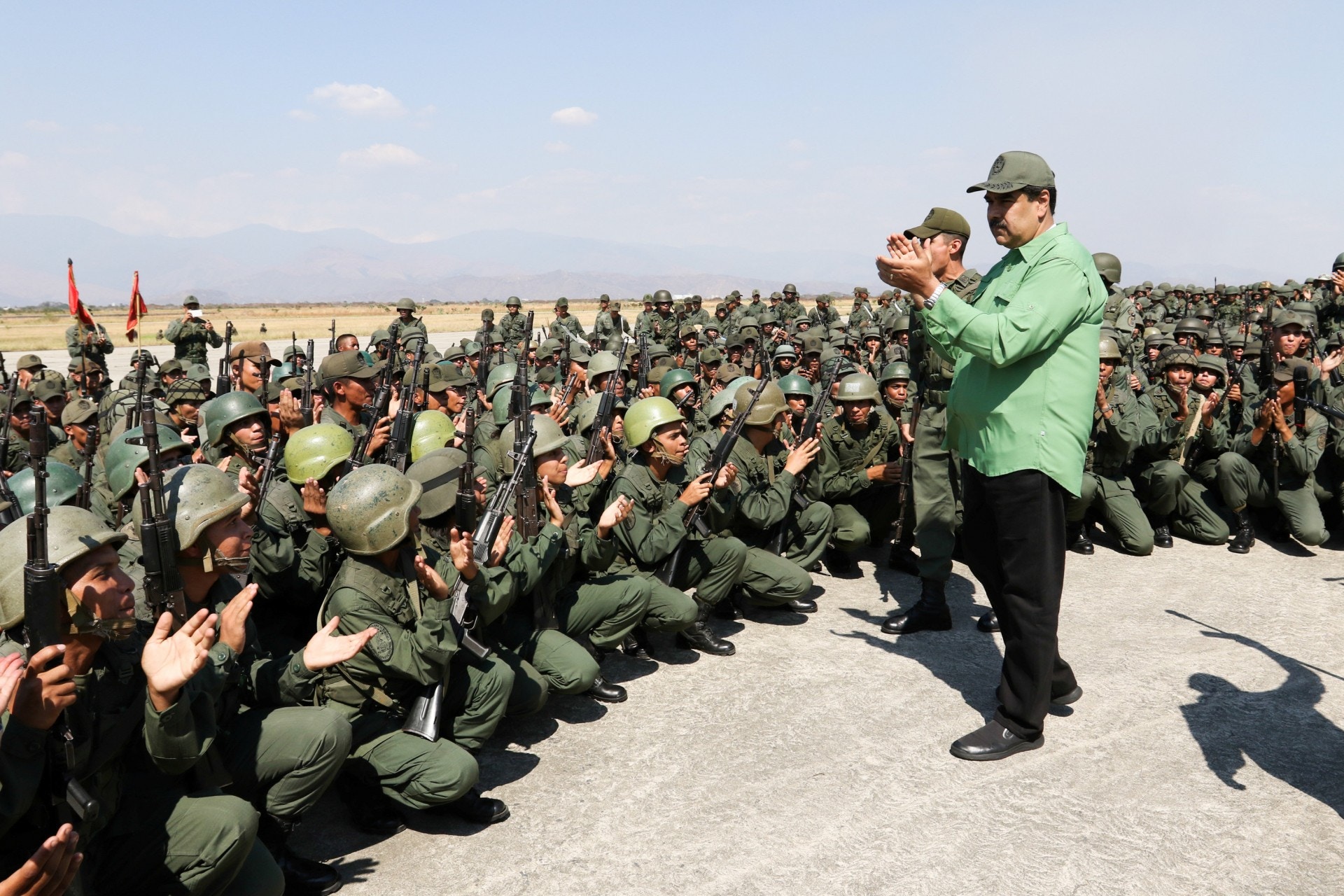 馬杜羅（Nicolas Maduro）獲軍方支持，同時聲稱擴充後備軍力，把矛頭指向美國同時，準備可能爆發的戰爭。（路透社）