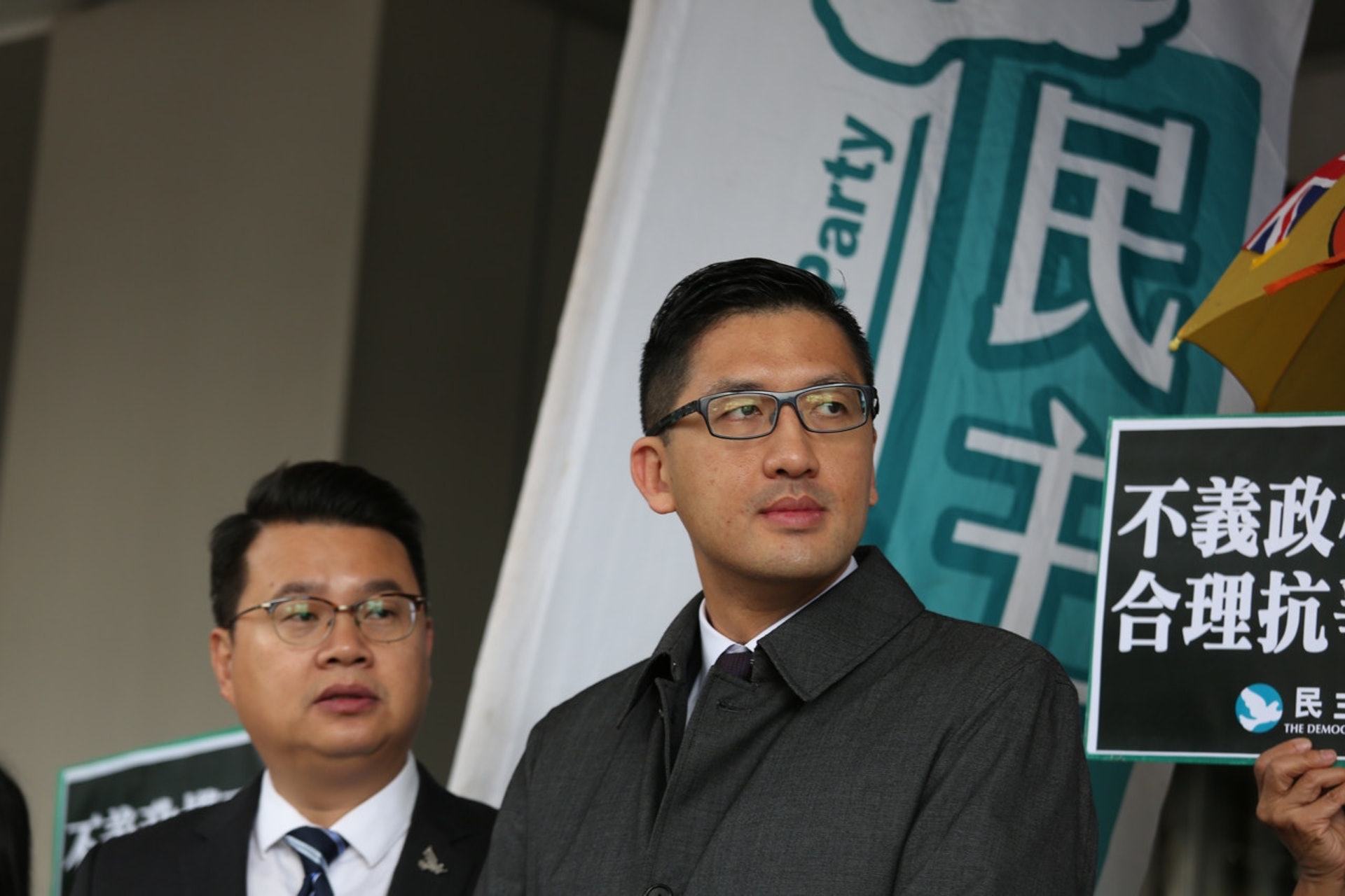 林卓廷及尹兆堅,被指在立法會討論高鐵「一地兩檢」條例期間抗議時疑與保安推撞,被控涉嫌妨礙執行職務的立法會人員。(資料圖片/梁鵬威攝) 林卓廷及尹兆堅,被指在立法會討論高鐵「一地兩檢」條例期間抗議時疑與保安推撞,被控涉嫌妨礙執行職務的立法會人員。(資料圖片/梁鵬威攝)