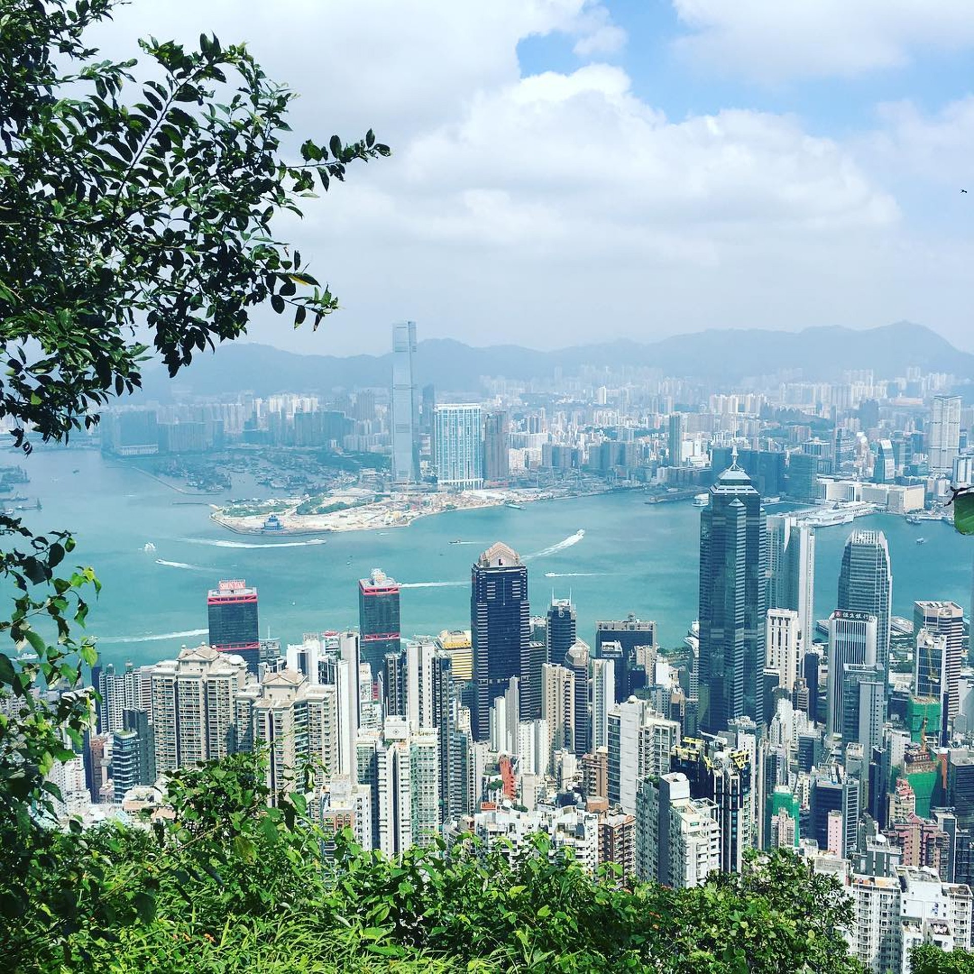 在山頂出發,經盧吉道及夏力道打個「8」字行大運,又能欣賞港島美景,順道沾一沾旺氣!(圖片來源:kalunwoo@IG) 香港景點