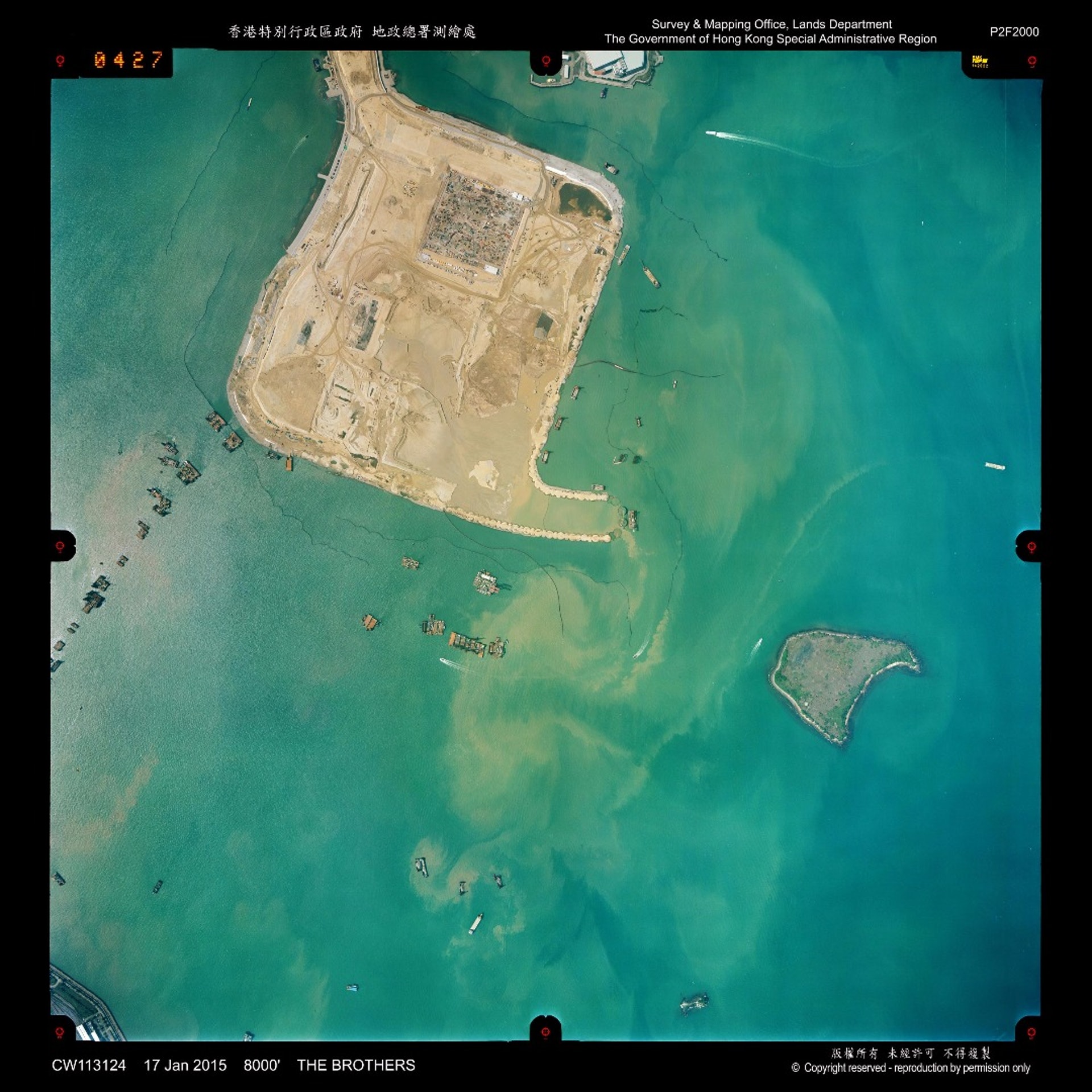2015年1月17日拍攝的高空圖,顯示人工島南端流出黃泥水,污染大海。(政府測繪處相片,圖2) 2015年1月17日拍攝的高空圖,顯示人工島南端流出黃泥水,污染大海。(政府測繪處相片,圖2)