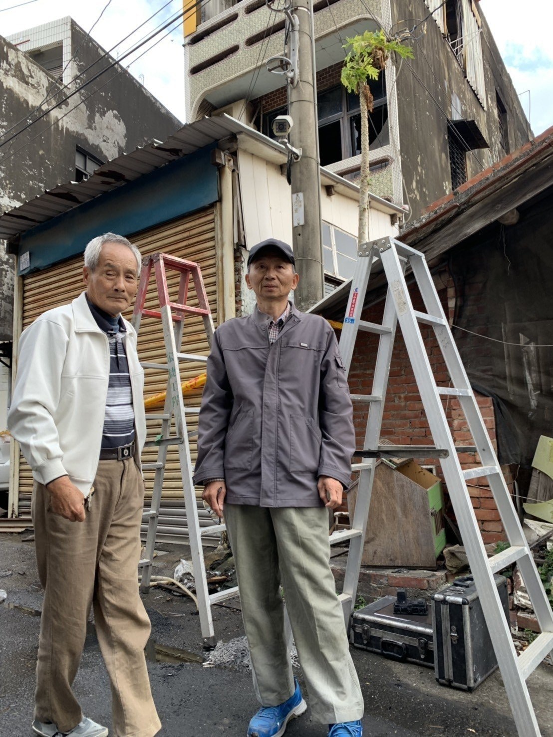 鄰居王新旺兄弟等人幫忙拿樓梯救人，救出七人(三大四小)，但嬤孫三人來不及逃生。（聯合新聞網提供）