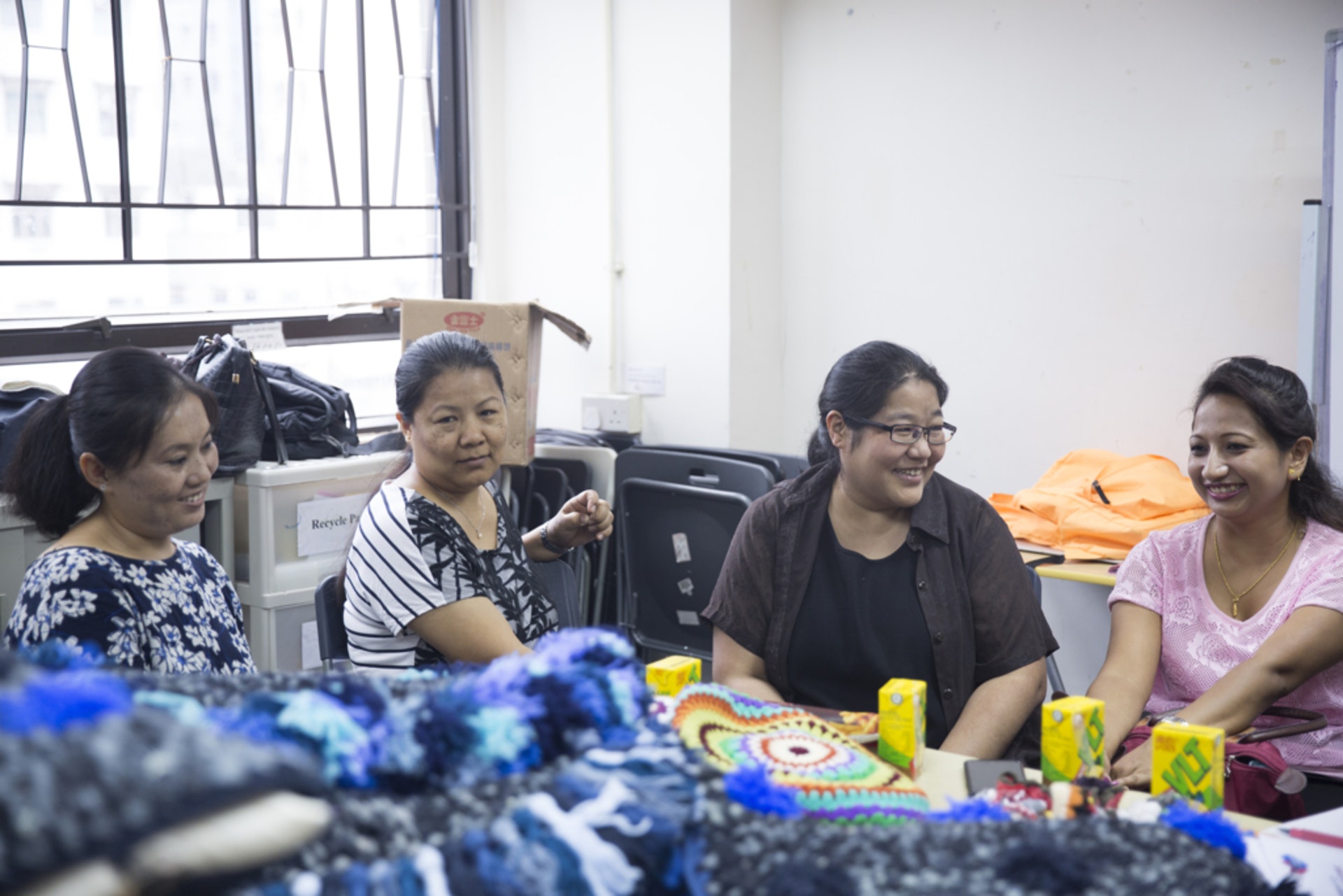 四位少數族裔手作人(左起)Kabita、Santi、Kala、Surasmi組成「Indreni(彩虹)」編織隊約5年,這次做出新嘗試,一開始對用藍色很沒信心,也不相信自己,現在卻覺得成品很漂亮,而且自己原來可以做到。(龔慧攝) 四位少數族裔手作人(左起)Kabita、Santi、Kala、Surasmi組成「Indreni(彩虹)」編織隊約5年,這次做出新嘗試,一開始對用藍色很沒信心,也不相信自己,現在卻覺得成品很漂亮,而且自己原來可以做到。(龔慧攝)