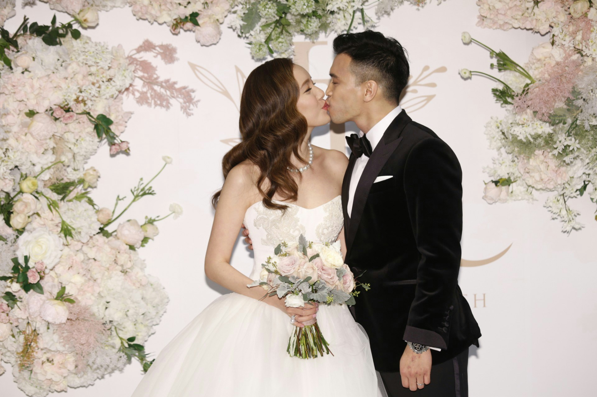 「金太」湛琪清與老公應要求咀嘴，又大曬結婚戒指與四卡訂婚戒。（陳順禎攝）