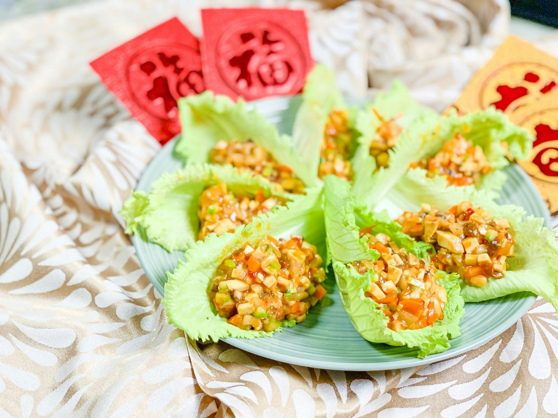 素鬆生菜包是非常容易的齋菜，喜歡甚麼餡便放上甚麼，生菜諧音「生財」寓意財源廣進。