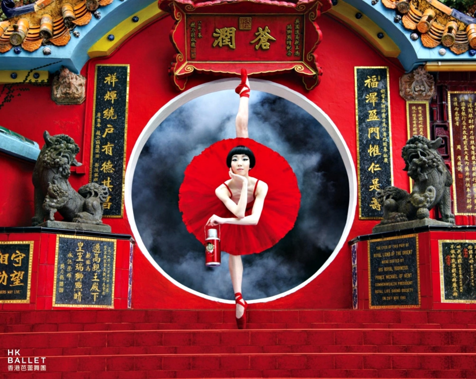香港芭蕾舞團海報主打在本地特色景點擺出芭蕾舞中優雅舞姿的照片。(香港芭蕾舞團海報) 香港芭蕾舞團海報主打在本地特色景點擺出芭蕾舞中優雅舞姿的照片。(香港芭蕾舞團海報)