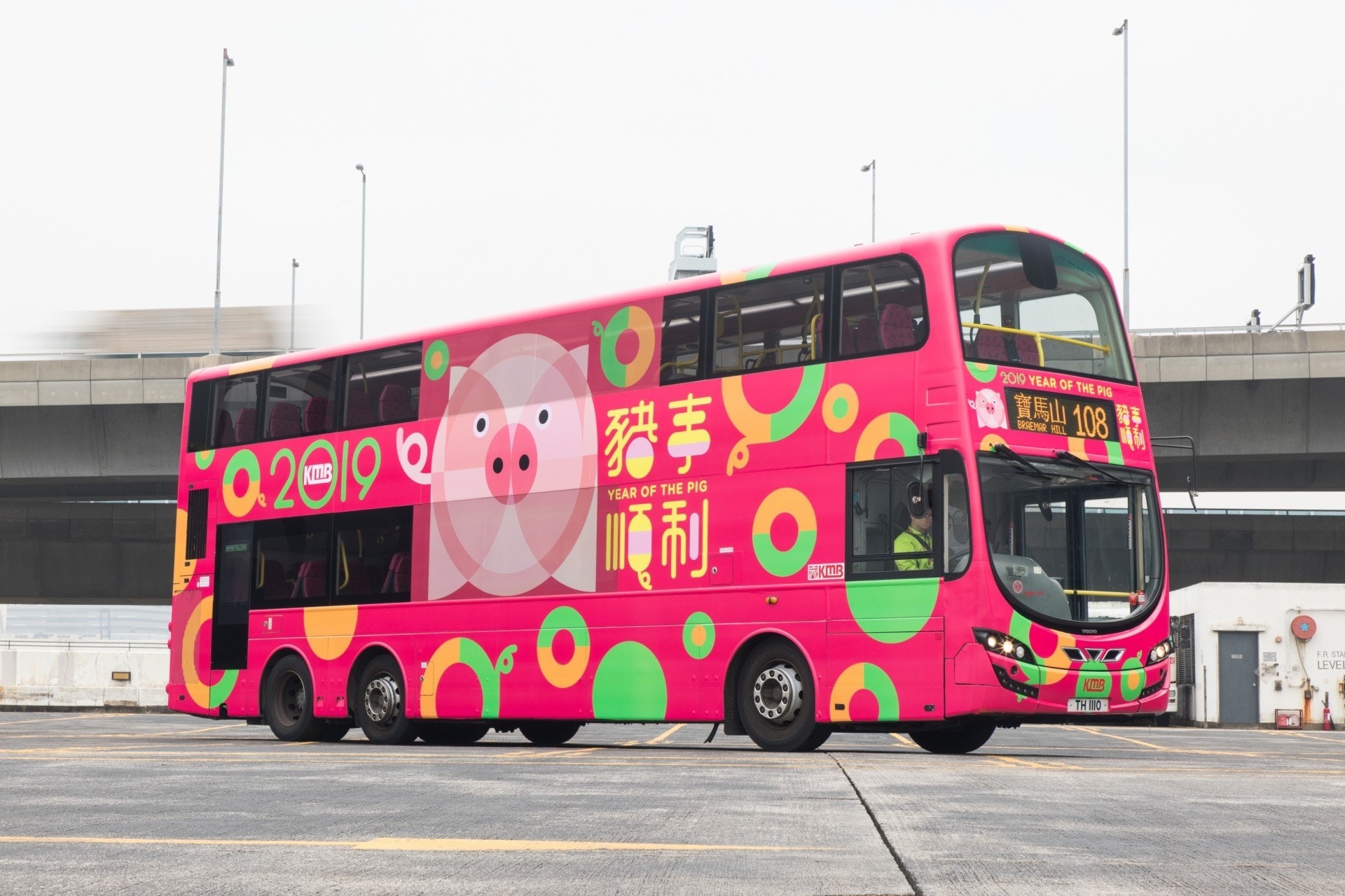 豬年19 九巴 豬巴士 新春載市民到林村許願 香港01 社會新聞 豬年19 九巴 豬巴士 新春載市民到林村許願 香港01 社會新聞