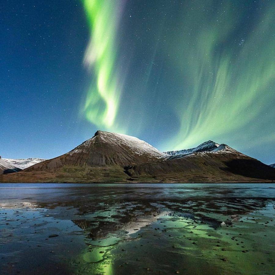 據說在極光季飛往冰島，幸運的話可以在飛機飛行期間看到極光呢！（INSPIRED BY ICELAND）