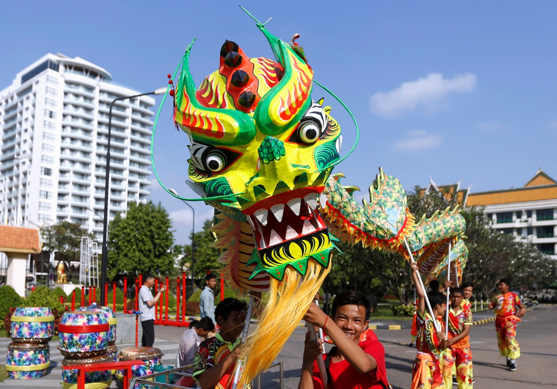 多國準備過新年：柬埔寨民眾2月2日在金邊為即將到來的農曆新年表演舞龍。農曆新年不是柬埔寨的公眾假期，也是廣為民眾慶祝的節日。（路透社）