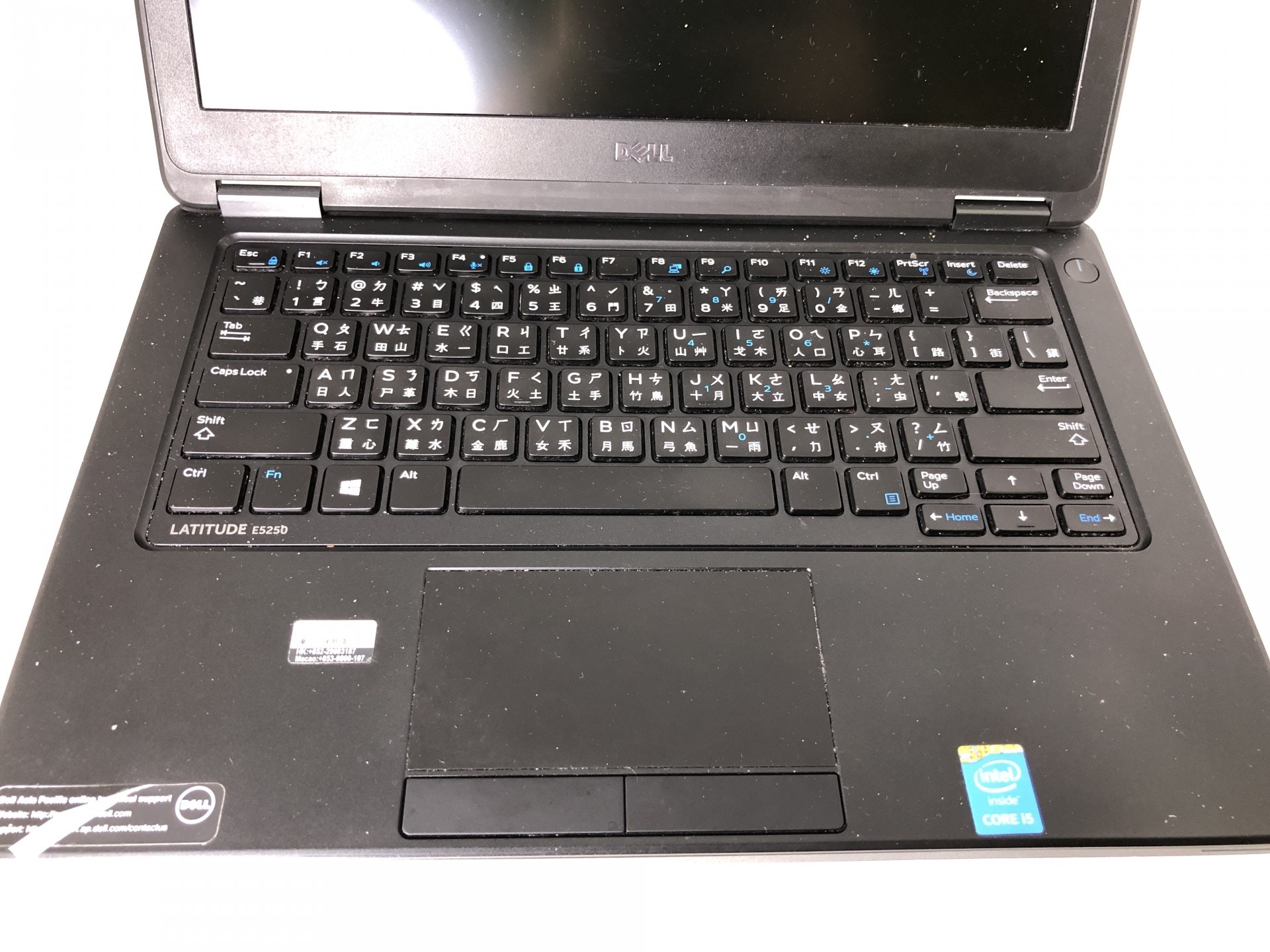表面上個Keyboard好似好乾淨，但掉入並卡在鍵或空隙中的頭髮、死皮同灰塵等垃圾多到超乎想像。