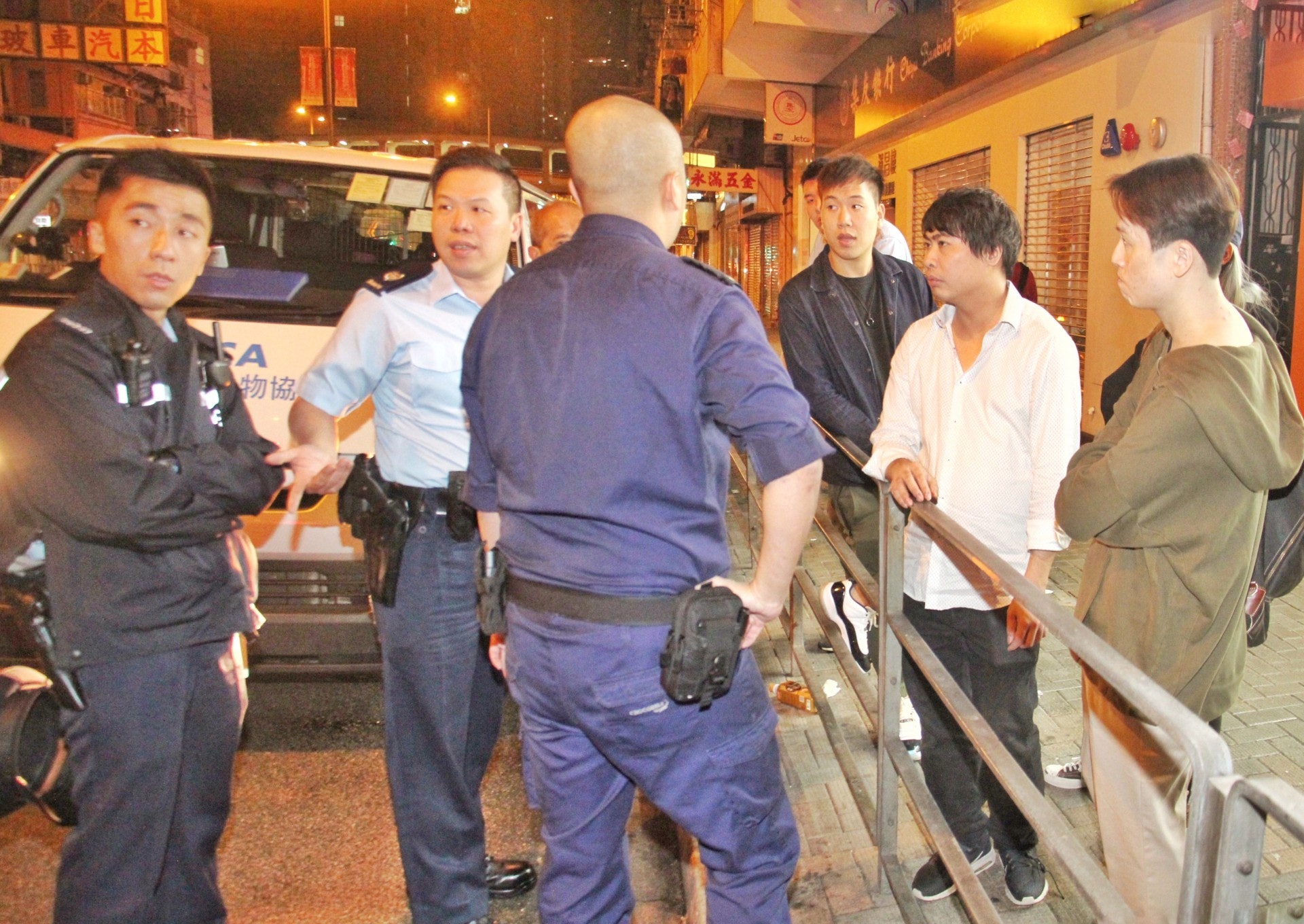 報案男途人(右)在場協助調查。 (陳永武攝) 報案男途人(右)在場協助調查。 (陳永武攝)