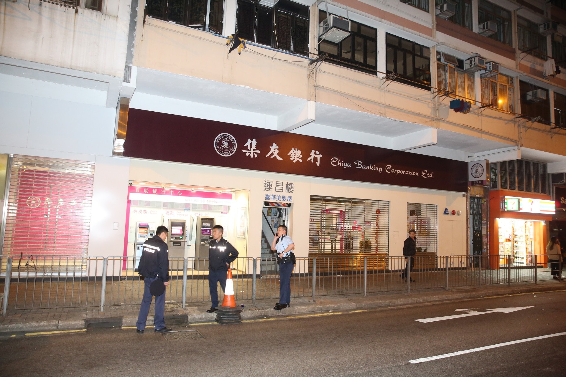 警員在荃灣沙咀道現場調查。 (陳永武攝) 警員在荃灣沙咀道現場調查。 (陳永武攝)