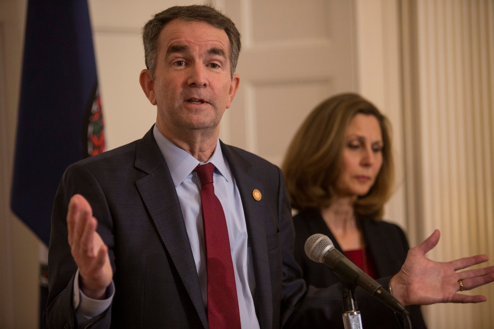 諾瑟姆（Ralph Northam）被揭數十年前在學期間曾拍攝「塗黑臉」3K黨照片，被要求辭職。（路透社）