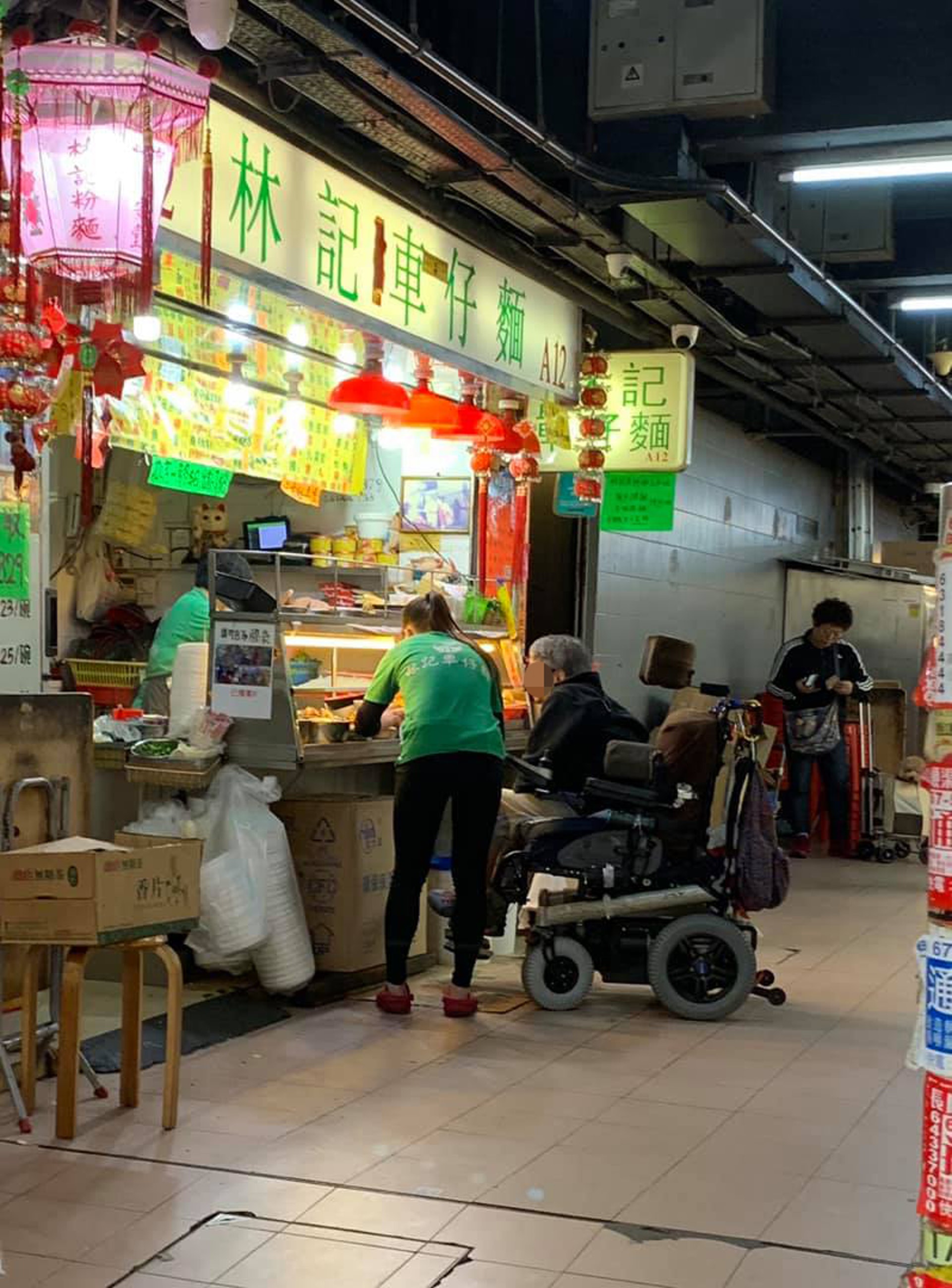 男網民近日於太安樓買午餐時經過一車仔麵店,發現一名坐輪椅的伯伯在店前點餐,而在旁的女員工則非常有耐性地為他落單。(fb群組「巴打絲打Facebook Club」圖片) 男網民近日於太安樓買午餐時經過一車仔麵店,發現一名坐輪椅的伯伯在店前點餐,而在旁的女員工則非常有耐性地為他落單。(fb群組「巴打絲打Facebook Club」圖片)
