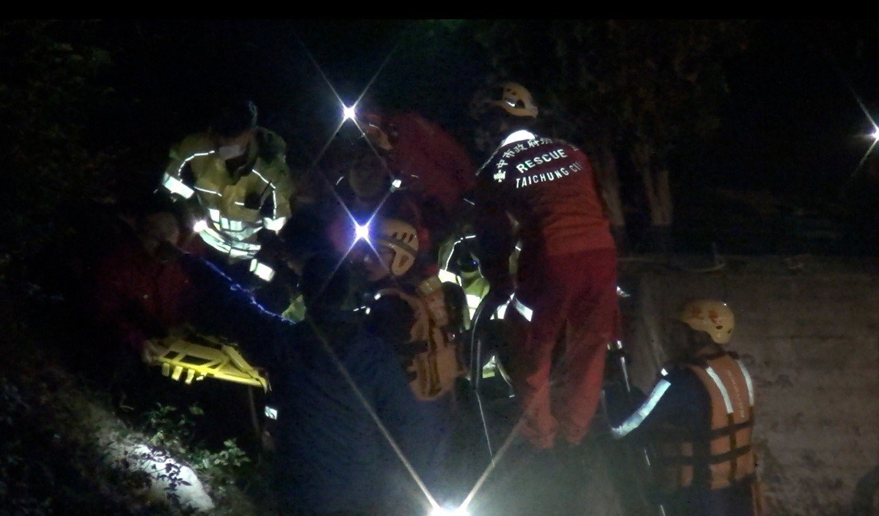 台中市北屯區賴姓婦人昨天深夜落入自家的蓄水池中，警察和消防員花了一個多小時，在今天凌晨零時許，將賴女打撈上岸，但已無生命跡象。（聯合新聞網提供）